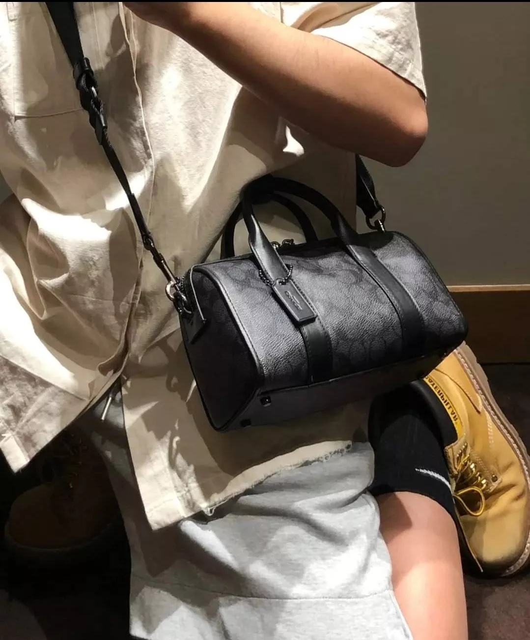 COACH GOTHAM DUFFLE 24 IN SIGNATURE CANVAS CA186 พร้อมส่ง กระเป๋าทรงหมอนรุ่นใหม่บ่าสุดปี 2022 รุ่นนี้สามารถใช้ได้ทั้งชาย//หญิง หนังแท้อย่างดี นิ่มทรงสวย มากๆค่ะ เปิด-ปิดกระเป๋าแบบซิปคู่ด้านบนมีกระดุมรวบหูหิ้วให้ด้วยนะคะ ภายในกระเป๋าสามารถใส่สัมภาระที่จำเป