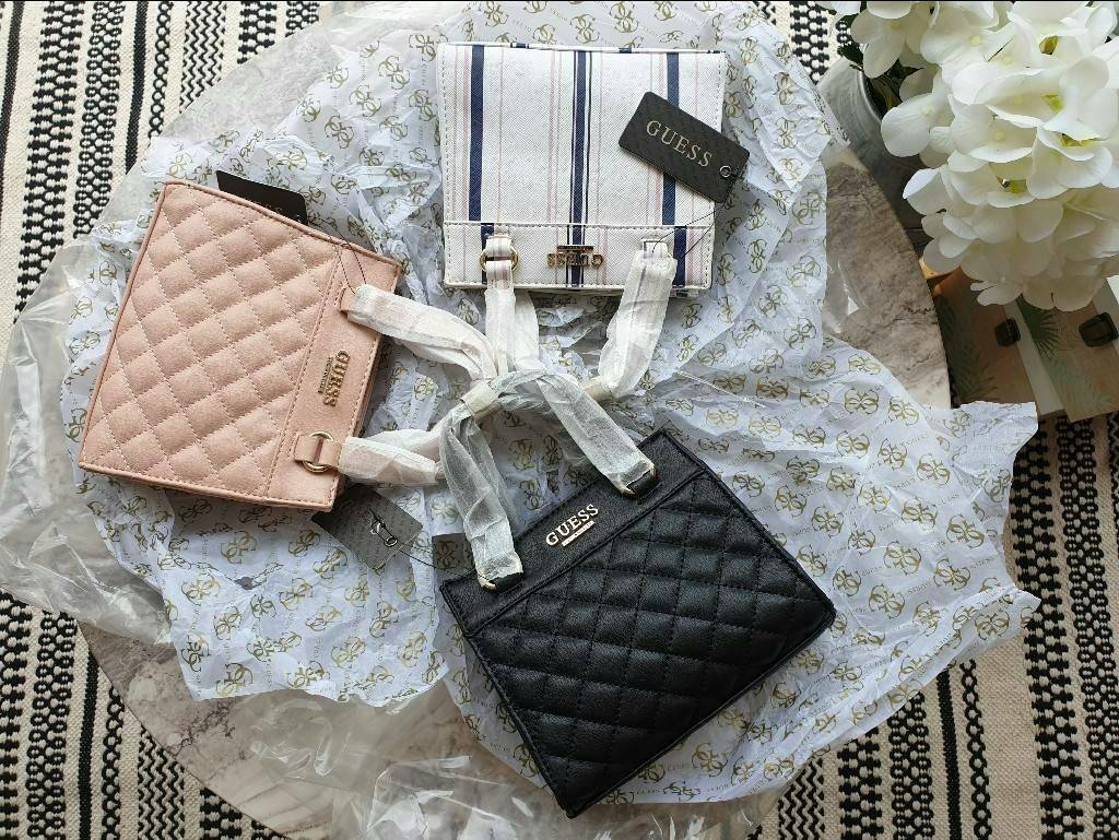 GUESS TAYLOR MINI SATCHEL CROSSBODY BAG กระเป๋าสะพายใบเล็ก สไตล์ สวยหรู คุณหนู ไฮโซ น่ารักมากๆ วัสดุหนังpu เย็บลายตาราง หนังนิ่ม จับนุ่มมือ และ ลายทาง หนัง saffiano ตั้งอยู่ทรง แบบน่ารักไม่ซ้ำใคร ด้านหน้าประดับโลโก้แบรนด์ อะไหล่ทอง มาพร้อมสายโซ่ ถอดออกได้