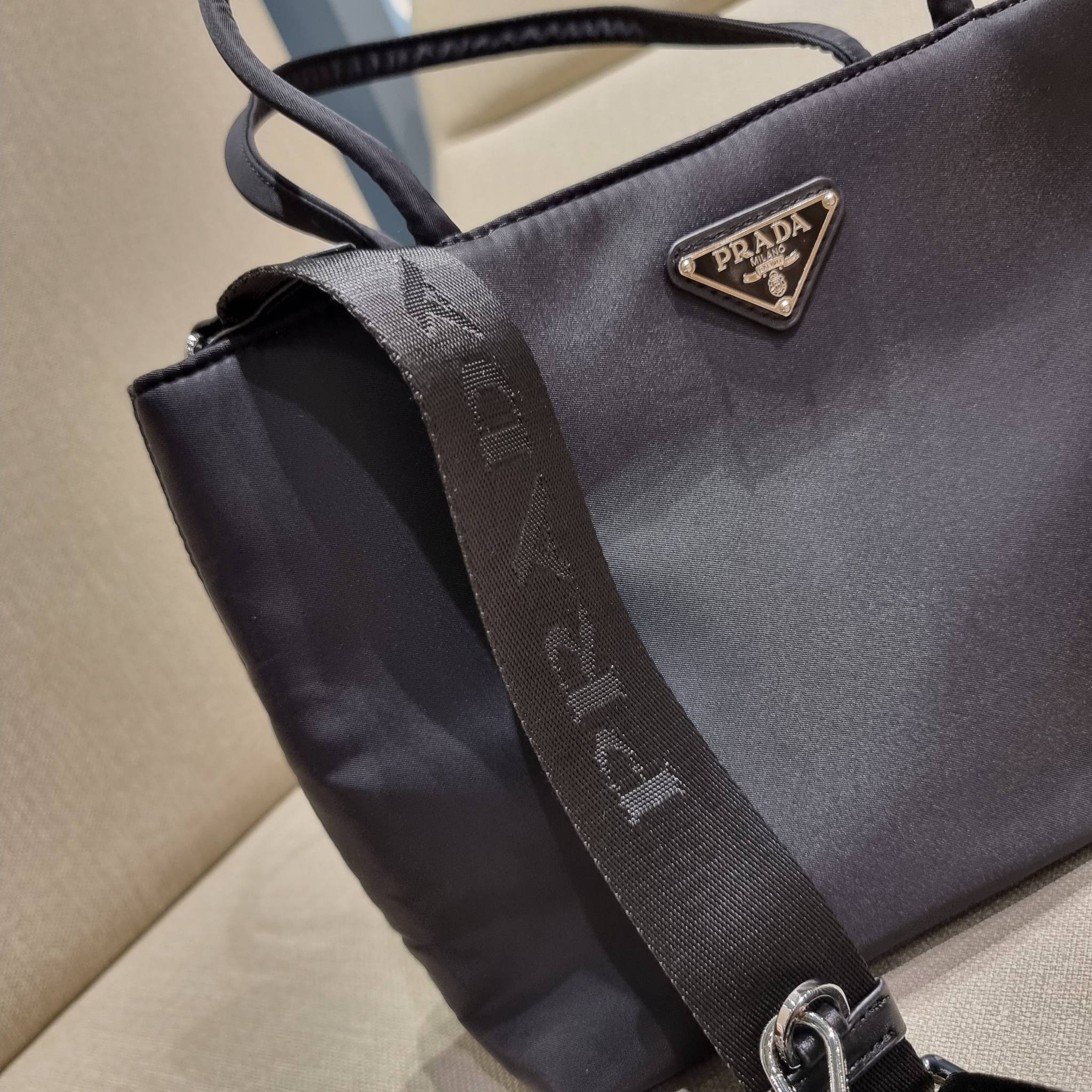PRADA RE-NYLON TESUTO TOTE BAG กระเป๋าทรงช้อปปิ้ง ขนาดกำลังสวย รุ่นหายาก ขายดีตลอดกาล!!ด้วยรูปทรงที่ใช้งานง่ายและสะดวก ทำให้ครองใจทั้งสาวๆและหนุ่มๆได้ไม่ยาก วัสดุผ้าไนล่อนคุณภาพ พร้อมใบลูก ไว้ใส่เหรียญ ใส่กุญแจได้สารพัด ปากกระเป๋ามีซิปปิดกันของหล่น ภายในเ