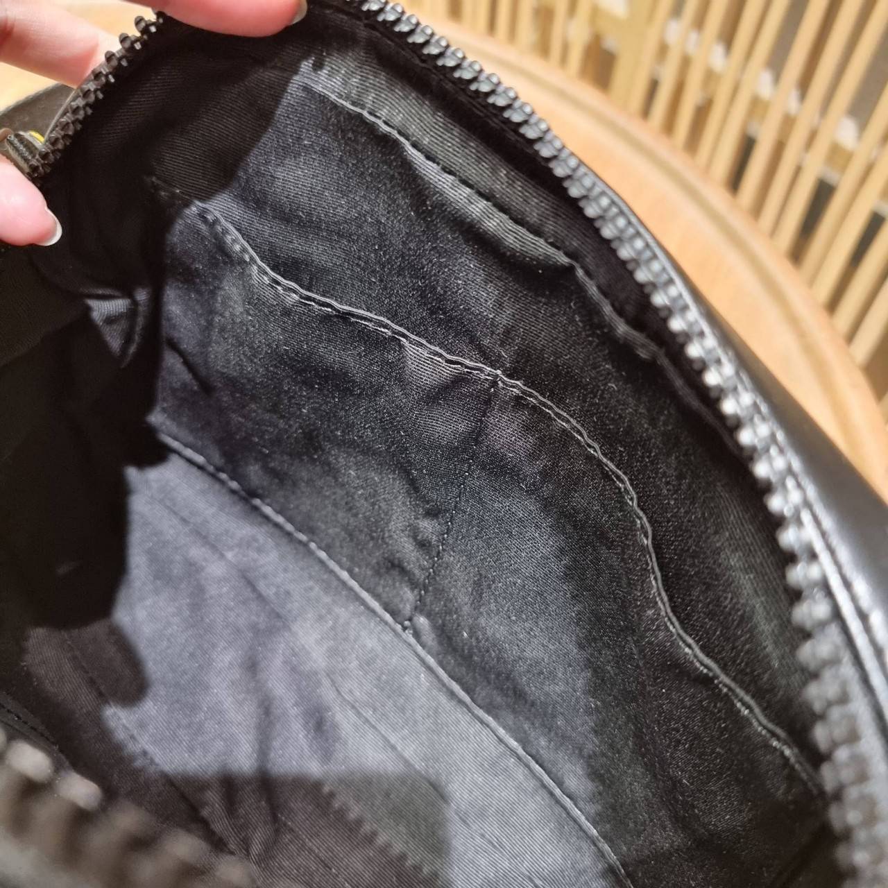 COACH EDGE CROSSBODY WITH CAMO PRINT ((2381, 2373)) ความเท่ never die!! กระเป๋าครอสบอดี้ทรงยอดฮิต ที่หนุ่มๆไม่ควรพลาด รูปทรงดีไซน์คลาสสิค ใช้งานง่าย วัสดุหนังแท้ตกแต่งตาข่ายพร้อมลายพริ้นท์ด้านหน้า สุดคูล!! ตัวกระเป๋ามีซิปหลัก และซิปด้านหน้า พร้อมช่องแยกด้