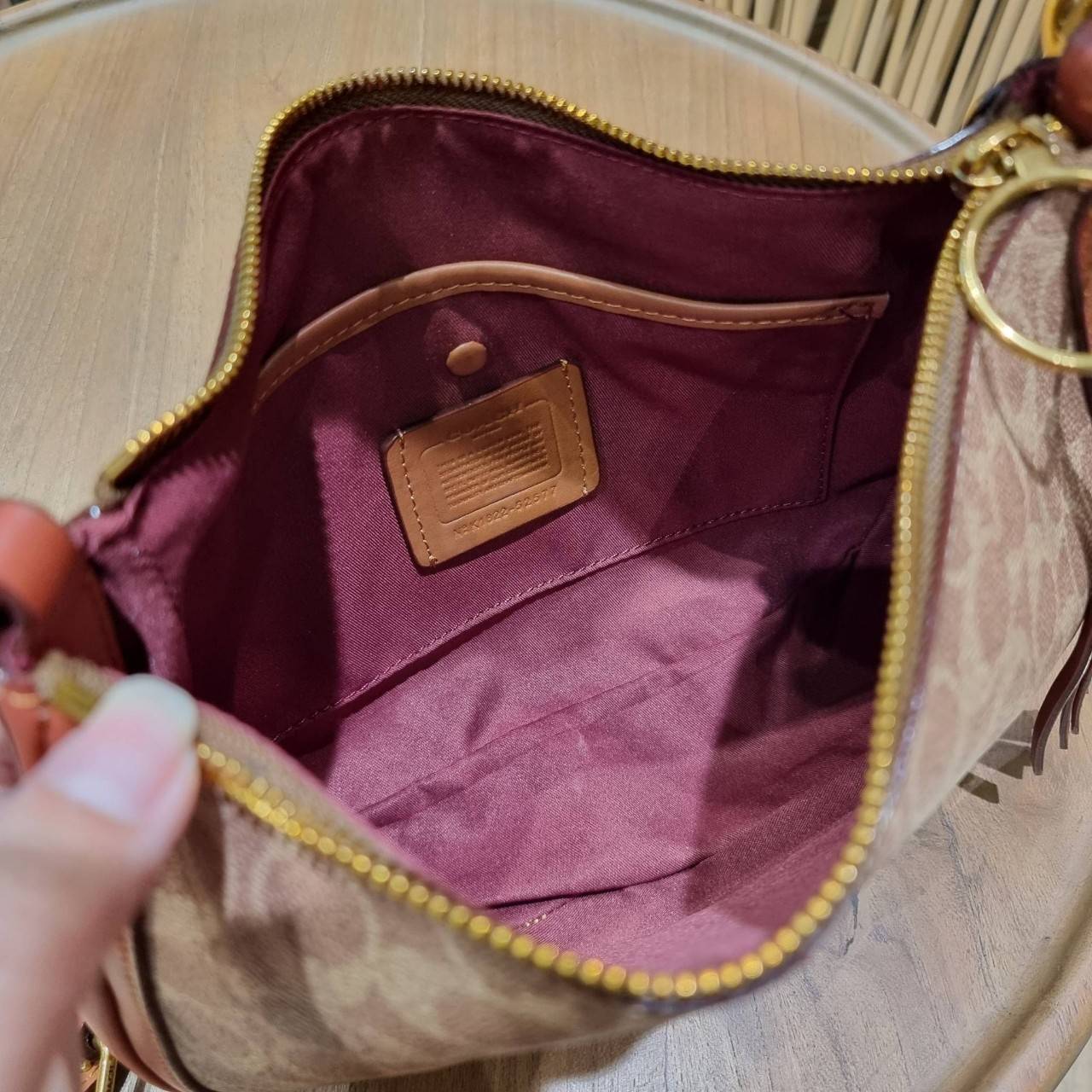 COACH 52577 SUTTON CROSSBODY IN SIGNATURE CANVAS กระเป๋าสะพายไหล่ สวยคลาสสิค สไตล์วินเทจ ใบใหญ่จุใจ วัสดุหนังแคนวาสเคลือบลาย สายคล้องไหล่ในตัว ภายในโล่งกว้าง จุของได้เยอะแน่นๆ มาพร้อมสายสะพาย crossbody ที่จะถอดออก หรือจะสะพายก็เก๋ สวยโดดเด่นแน่นอน พร้อมเส