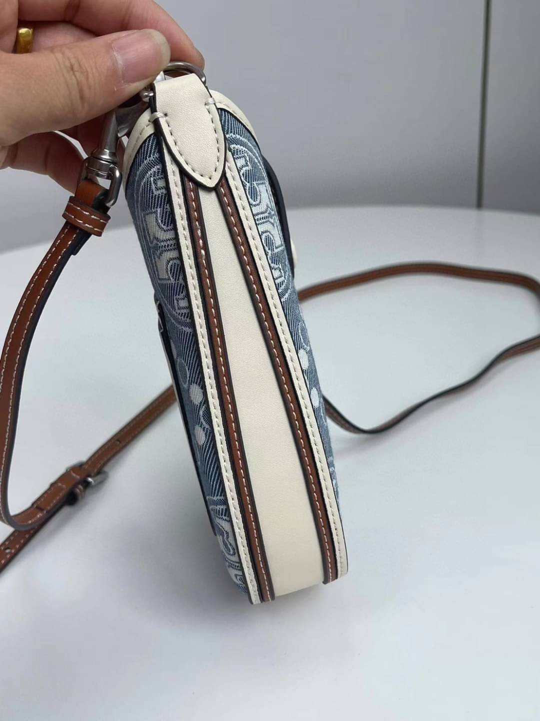 Tory Burch T Monogram Phone Crossbody / Tory Phone Bag พร้อมส่ง กระเป๋าใส่โทรศัพท์ สวยคม ด้านหลังมีช่องใส่บัตร