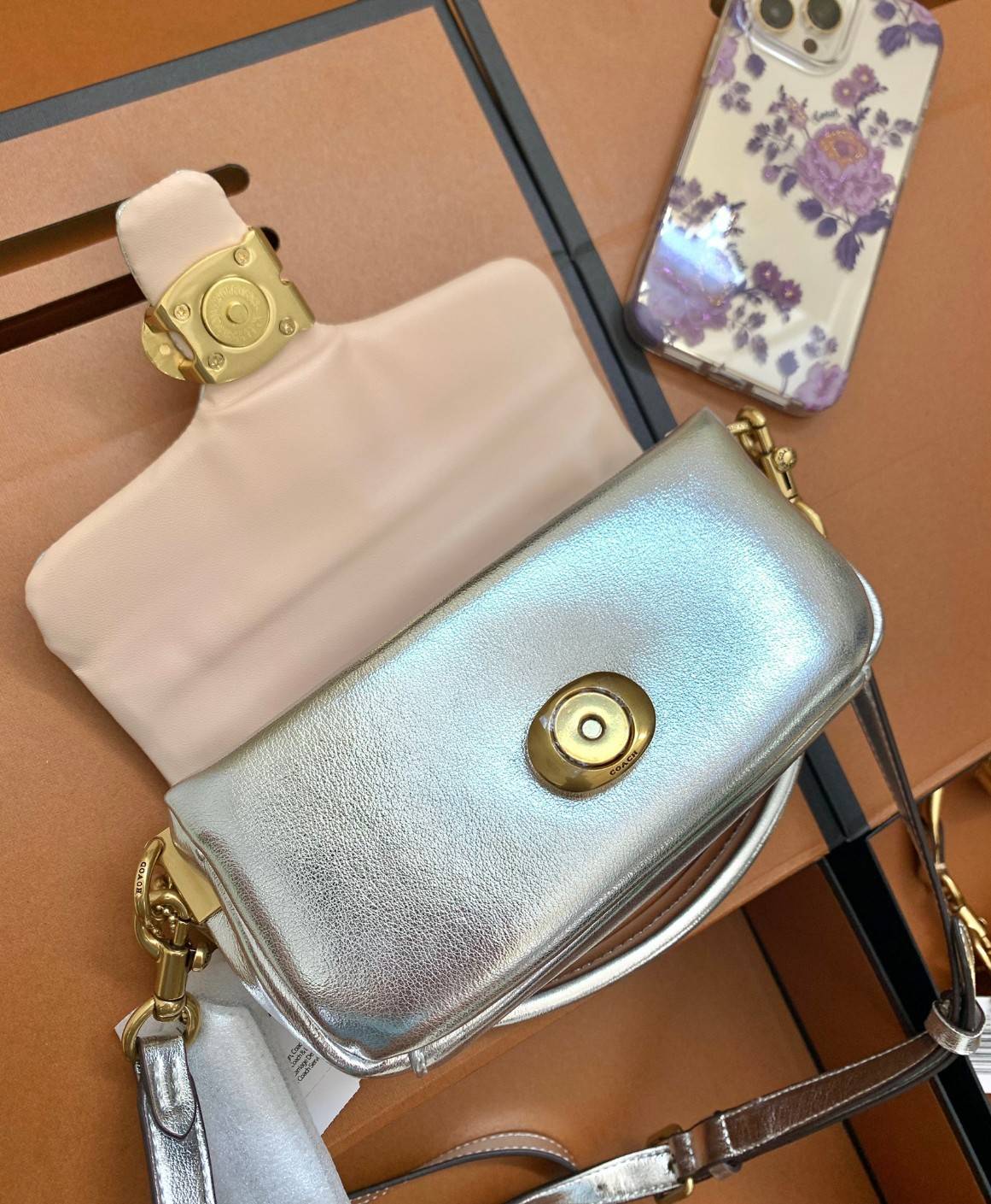 น้องสวยมากก สินค้าจริงสวยกว่าในรูป ไม่จกตาค่ะ! COACH PILLOW TABBY SHOULDER BAG 18 ((C3880)) 📣 พร้อมส่งที่ไทย คุณภาพเกินราคา! กระเป๋าหิ้ว//สะพายแบบครอสบอดี้ร์ 🔺หนัง nappa อย่างดี หนานิ่ม นุ่มมากๆ หลงรักน้องแน่นอน