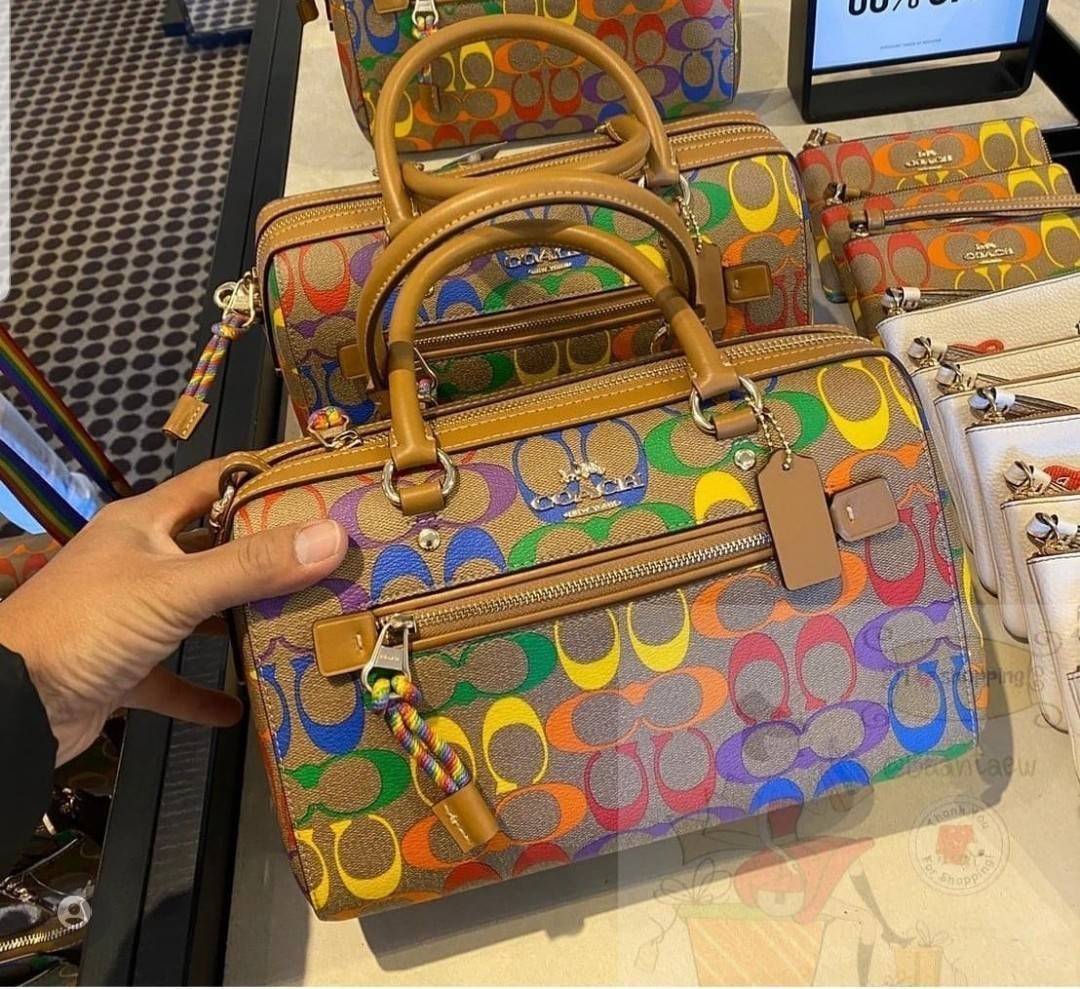 COACH ROWAN SATCHEL IN RAINBOW SIGNATURE CANVAS (COACH C4396)🌈 คอลเลคชั่นที่มาแรงที่สุด ร้อนแรงได้อย่างไม่มีแผ่วลงเลยสักนิด! โดดเด่น สดใส สะดุดตา🌈 ระดับตัวTOP ต้องยกให้เธอเลย กับ COACH ทรงหมอน 10" คอลเลคชั่นนี้// วัสดุหนังแคนว