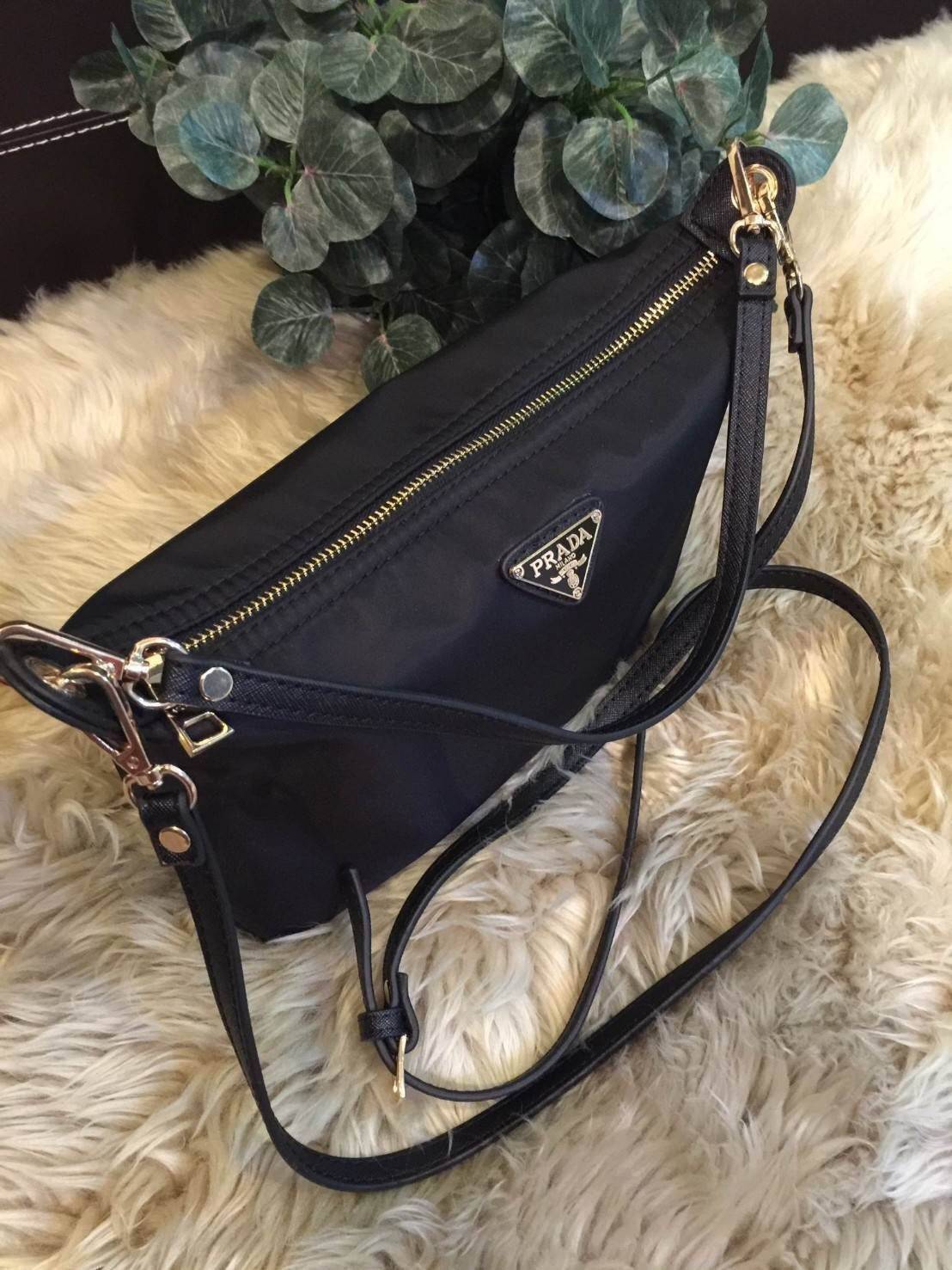 PRADA NYLON MINI SHOULDER BAG กระเป๋าสะพายทรงคลัชพรีเมี่ยมกิ้ฟจากเคาน์เตอร์ต่างประเทศรุ่น Limited edition ที่ฮ๊อตสุดๆวัสดุเป็น Nylon เนื้อหนาคุณภาพดีตามแบบฉบับของแบรนด์ ขนาดมินิกำลังดีน้ำหนักเบา ด้านหน้าประดับโลโก้แบรนด์อะไหล่ทองหรู ภายในมีช่องซิปและช่องใ