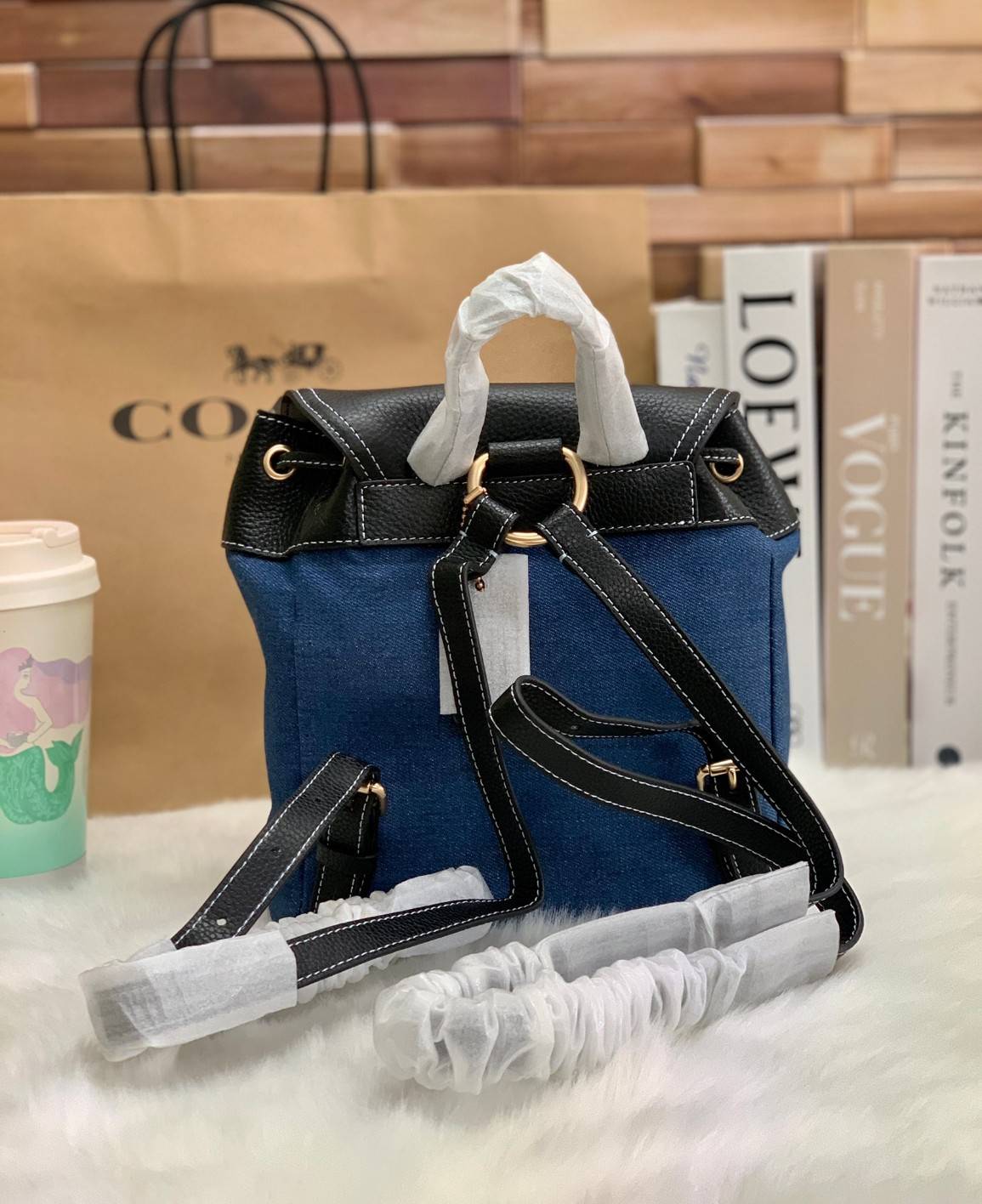 COACH PENNIE BACKPACK 22 ((C4122)) พร้อมส่งที่ไทย ห้ามพลาดค่าา! กระเป๋าสะพายหลังแบบมีหูกิ้ว วัสดุเดนิมอย่างดีนิ่ม+หนังแท้ ได้สวยงามลงตัว นำ้หนักเบา ทรงสวยน่ารักมากๆค่ะ ด้านหน้ามีช่องกระเป๋าเล็กใส่ของจุกจิก ปากกระเป๋าแบบหูรูด ภายในกระเป๋าโล่ง กว้าง สามารถใ