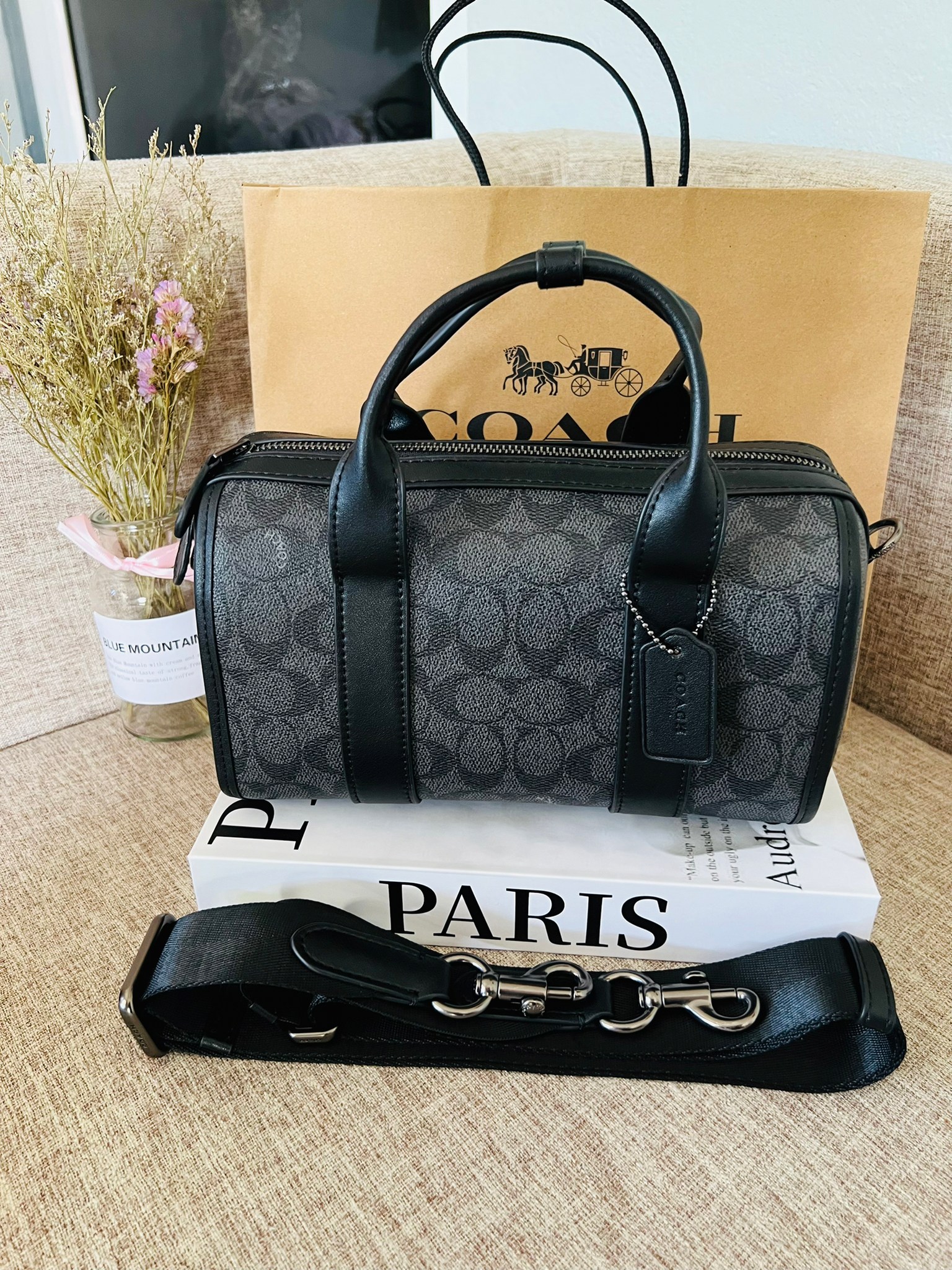 COACH GOTHAM DUFFLE 24 IN SIGNATURE CANVAS CA186 กระเป๋าทรงหมอนรุ่นใหม่สุด 2022 รุ่นนี้สามารถใช้ได้ทั้งชายหญิง หนังแท้อย่างดี นิ่มทรงสวย มากๆค่ะ เปิด-ปิดกระเป๋าแบบซิปคู่ด้านบนมีกระดุมรวบหูหิ้วให้ด้วยนะคะ ภายในกระเป๋าสามารถใส่สัมภาระที่จำเป็นในชีวิตประจำวั