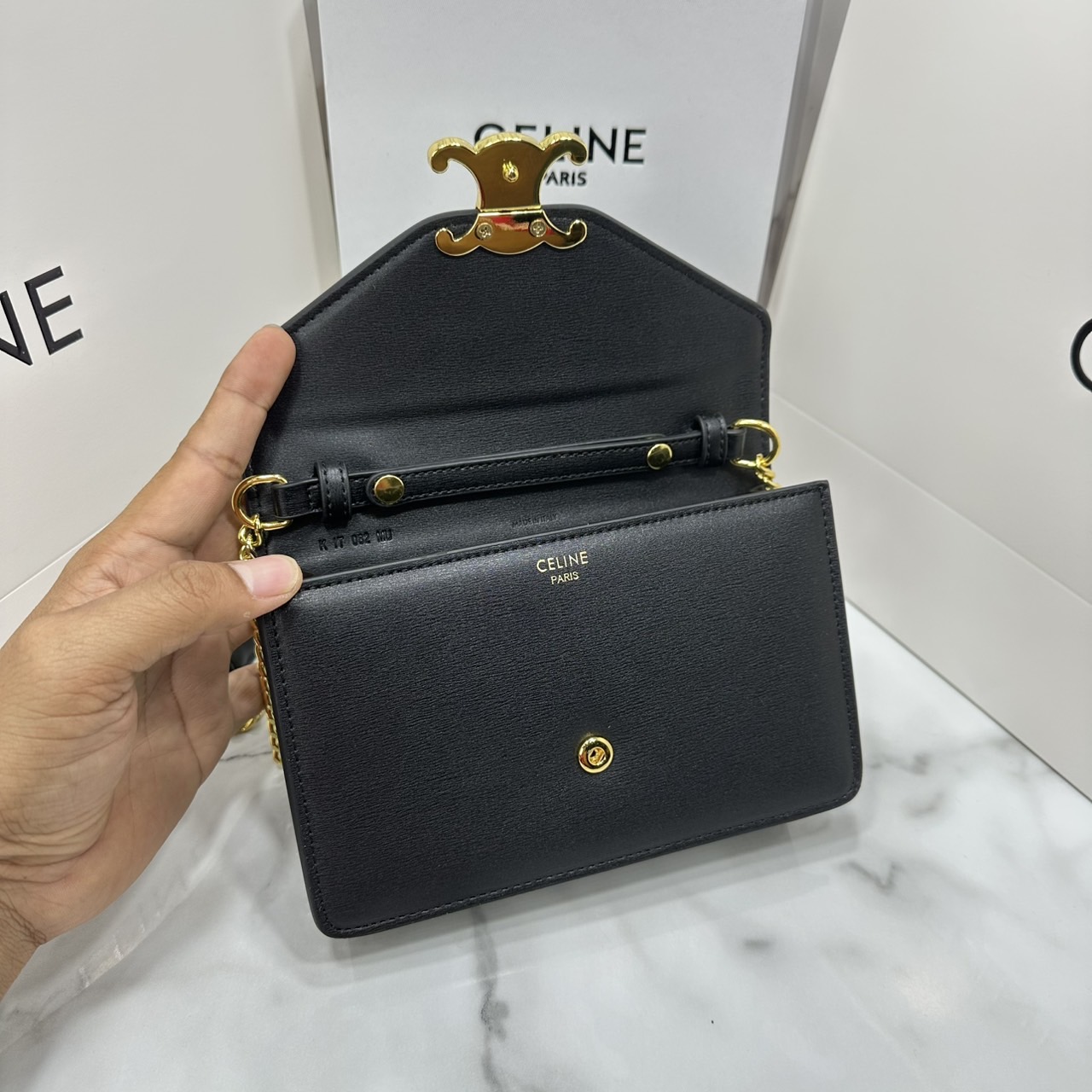 ORI หนังแท้ | CELINE WALLET ON CHAIN MARGO IN TRIOMPHE กระเป๋าสะพายสวยอยู่ทรงตั้งได้ รูปทรงย้อนยุคสไตล์วินเทจลัคชู ดีไซน์เอกลักษณ์ ขนาดกำลังดี