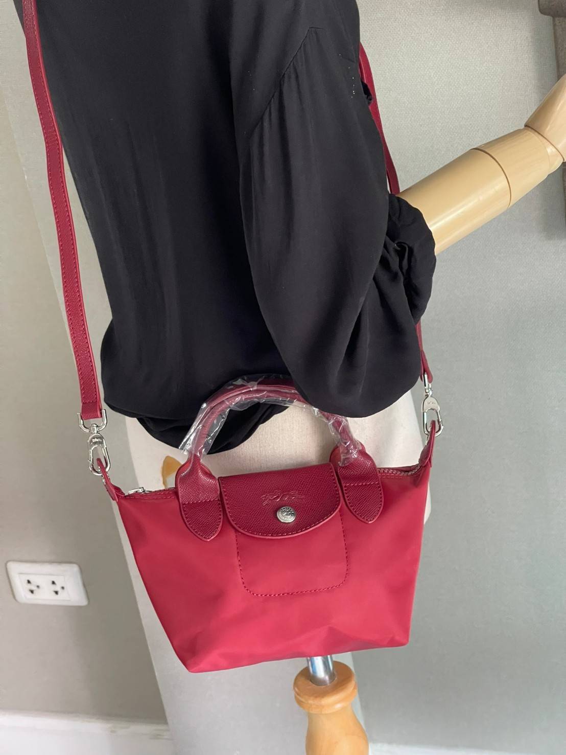 LONGCHAMP LE PLIAGE NÉO TOP HANDLE BAG XS คอลเลคชั่นสุดพิเศษจากลองฌอมป์ มีดีไซน์ที่เรียบหรูและคลาสสิก แฝงด้วยลูกเล่นแบบเฟมินีน แถมยังมีน้ำหนักเบาอย่างไม่น่าเชื่อ มาพร้อมกับหูจับกระเป๋าคู่และฝาปิดแบบกระดุม กระเป๋าถือใบนี้สามารถใช้ถือแบบทั่วไป มีสายสะพายถอด