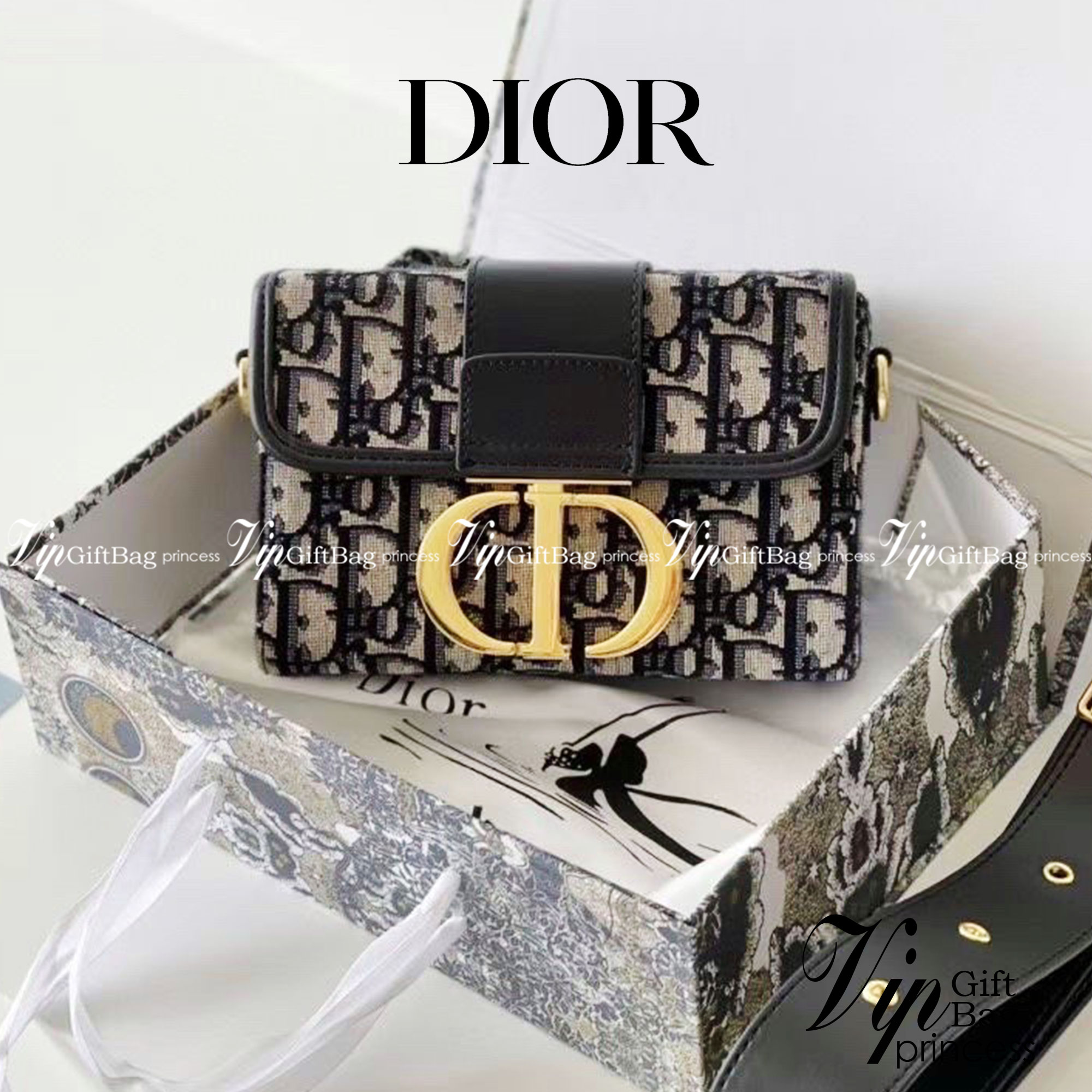 DIOR MINI BAG 7" กระเป๋าสะพายทรงกล่องเปิดหน้า แต่งอะไหล่CD ด้านหน้า มาพร้อมสายสะพายสามารถปรับระดับได้ ทรงสี่เหลี่ยมหนังเรียบสวยหรูอยู่ทรง ภายในโล่งมีโลโก้สามารถใส่มือถือของใช้จุกจิกได้ มาพร้อมถุงผ้ากล่องแบรนด์ รุ่นตามหานะคะ กำลังฮิตสุดๆ ภาพถ่ายจากสิน