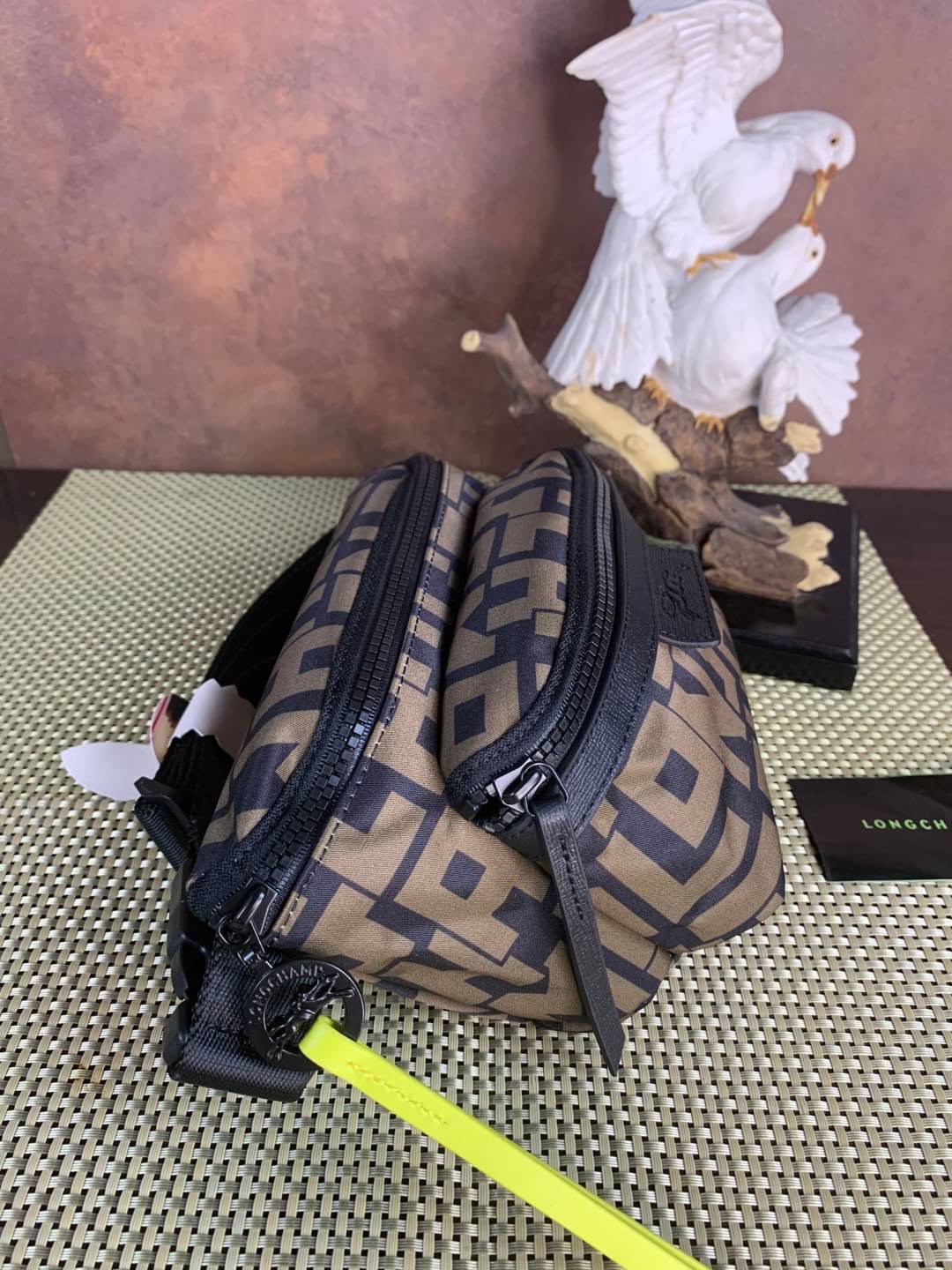 LONGCHAMP LE PLIAGE LGP BELT BAG M เท่ห์อย่างมีสไตล์กระเป๋าทรงคาดอกและคาดเอวดีไซน์แนวสปอร์ต เพิ่มความโดดเด่นทันสมัยด้วยลายซิกเนเจอร์ มีช่องซิปที่ใช้งานง่ายช่วยให้คุณหยิบใช้สิ่งของจำเป็นได้อย่างสะดวกและง่ายดาย และผสานสายรัดแบบปรับได้เข้ากับหัวเข็มขัดตัวล็อ