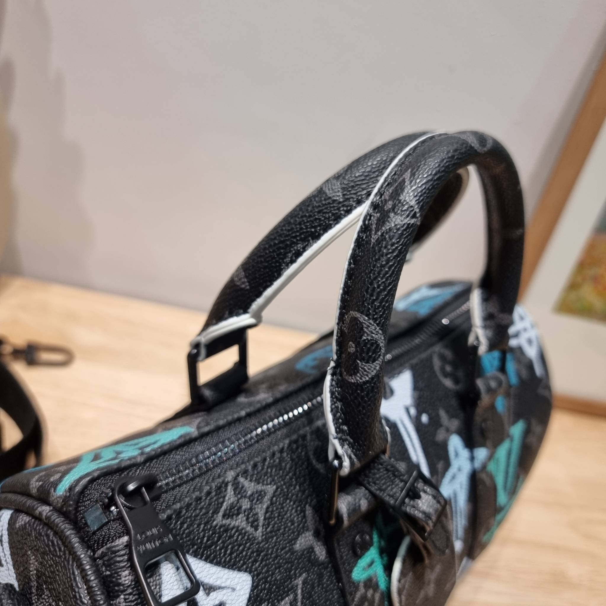 LV KEEPALL BANDOULIERE 25 MONOGRAM OTHER BAG ย่อส่วนความเท่ให้สะดวกกับชีวิตประจำวัน กับกระเป๋าสะพาย ทรงกระเป๋าเดินทางสุดคลาสสิค ด้วยดีเทลความเป็นเอกลักษณ์ เรียบแต่หรู