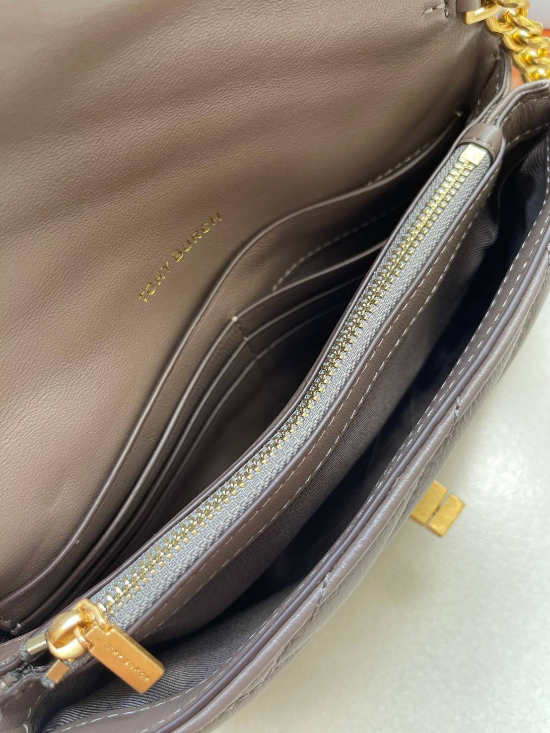 ของแท้ 💯% 】Tory Burch Kira Chevron Chain Wallet Bag เน้นความเรียบหรูดูแพง ต้องยกให้รุ่นนี้ ซึ่งมีขนาดกะทัดรัด ให้ลุคสาวมั่น Active ดูทะมัดทะแมง เหมาะสะพายในวันลำลอง และด้วยความที่เป็นแบรนด์ของทอรี่