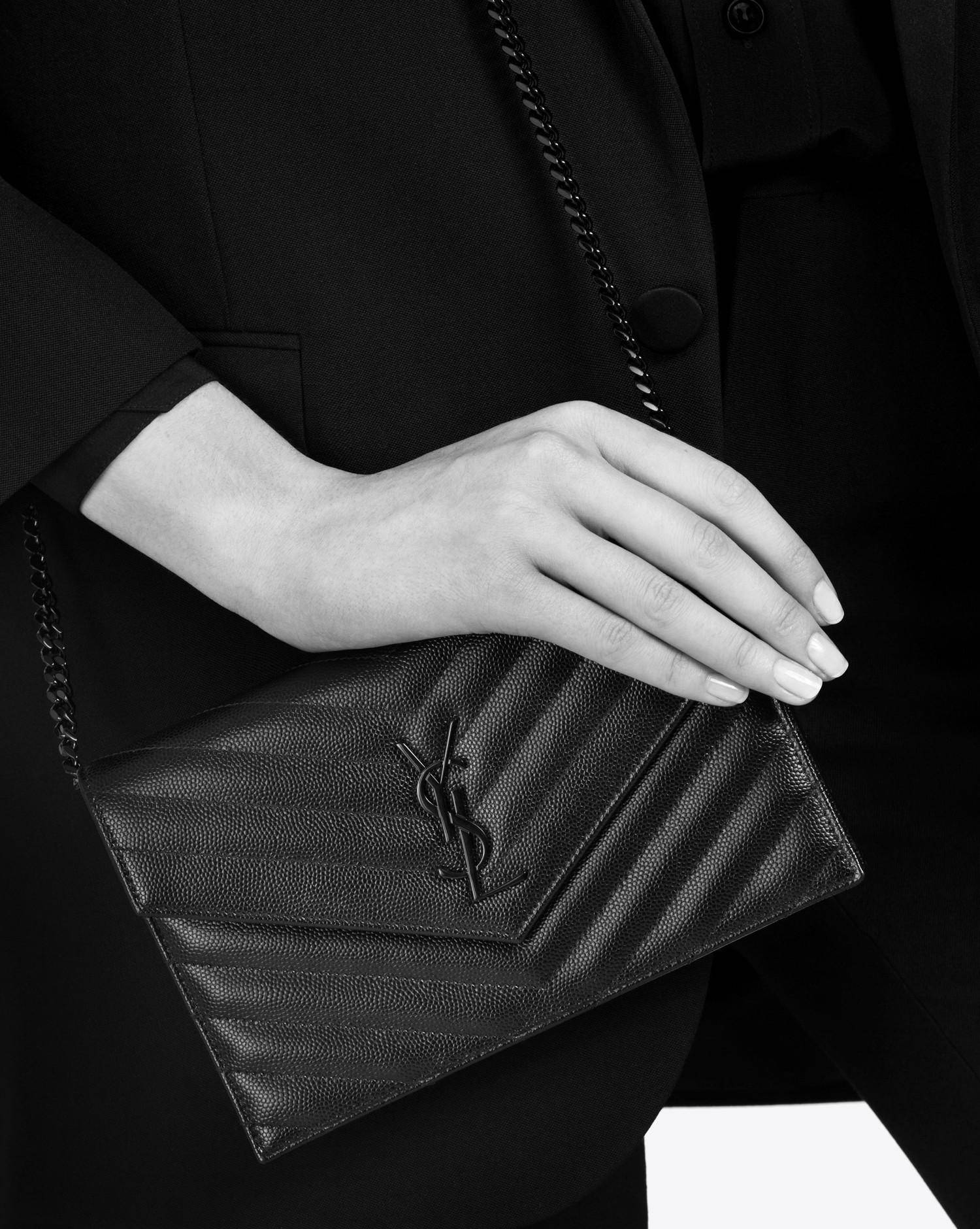 ไม่เคยผิดหวังจริงๆ!! กับรุ่นที่สาวๆรู้กัน Yves Saint laurent clutch bag with chain กระเป๋าสะพายทรง woc สุดฮอต ดีไซน์เรียบหรู โดดเด่นด้วยโลโก้ด้านหน้า เพิ่มดีเทลความผู้ดี วัสดุหนัง pepble ทนทาน ใช้งานง่ายเพียงแค่เปิด-ปิดด้วยกระดุมแม่เหล็ก ภายในแบ่งสัดส่วนไ