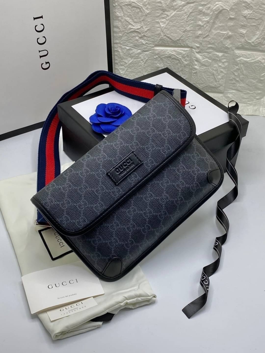 VIP 】หนังแท้ Gucci GG belt bag อีกหนึ่งกระเป๋าคาดอก ที่เป็น unisex และหายากไปอีก ดีไซน์ย้อนยุคยอดฮิต ขนาดกะทัดรัดพกสะดวก วัสดุหนังแคนวาส ทนทาน ภายในเป็นช่องโล่ง ใส่โทรศัพท์ได้ ของจุกๆสำคัญๆได้ สายสะพายปรับได้ตามตัว ใบจริงเห็นแล้วหลงรัก คุ้มค่าที่สุด จัดเล