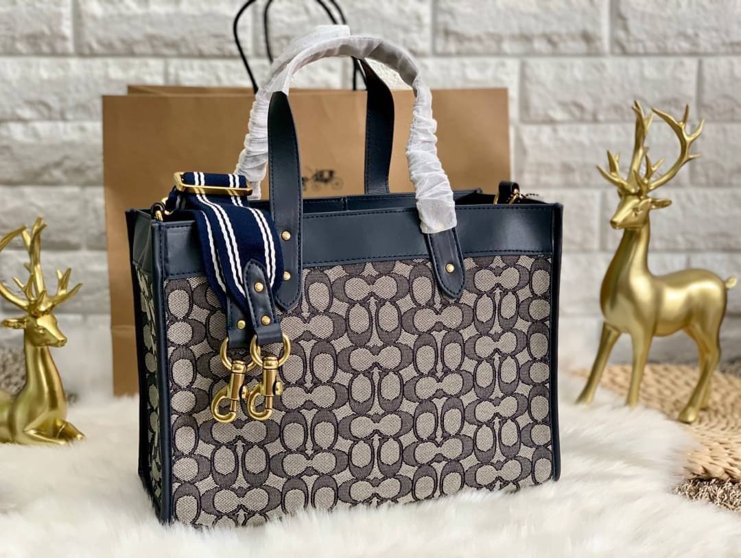 สวยๆ เคลียสต๊อค มีไม่มากจร้าา! COACH TOTE FIELD JACQUARD BAG ((C3282)) กระเป๋าหิ้ว//สะพายข้าง JacquardลายC+หนังแท้ สวยงามลงตัวมากๆค่ะ ปากกระเป๋าเปิดปิดแบบกระดุมแม่เหล็ก ภายในกว้าง สาวๆทีาสัมภาระเยอะบอกเลยเหมาะมากค่ะ