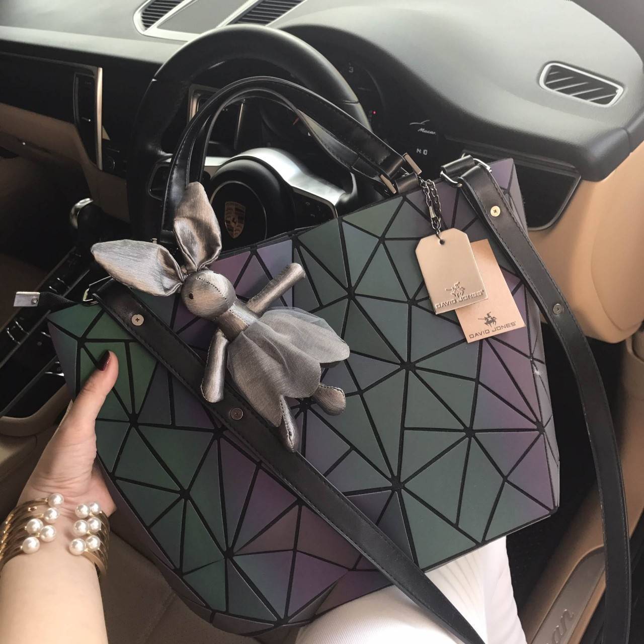 มาใหม่ สี Limited edition 🌈🌈 Rainbow color ( สีจะปรับเข้มอ่อนตามความสว่างของแสงค่ะ ) • สว่างมากจะเป็นสี Rainbow สว่างน้อยจะเป็นสีเทาเข้มค่ะ สดใสรับเดือนแห่งความรักกันด้วย กระเป๋าทรงสุดฮิตจากแบรนด์ David Jones ใบนี้ มาพร้อมกับน้องกระต่ายสีเ