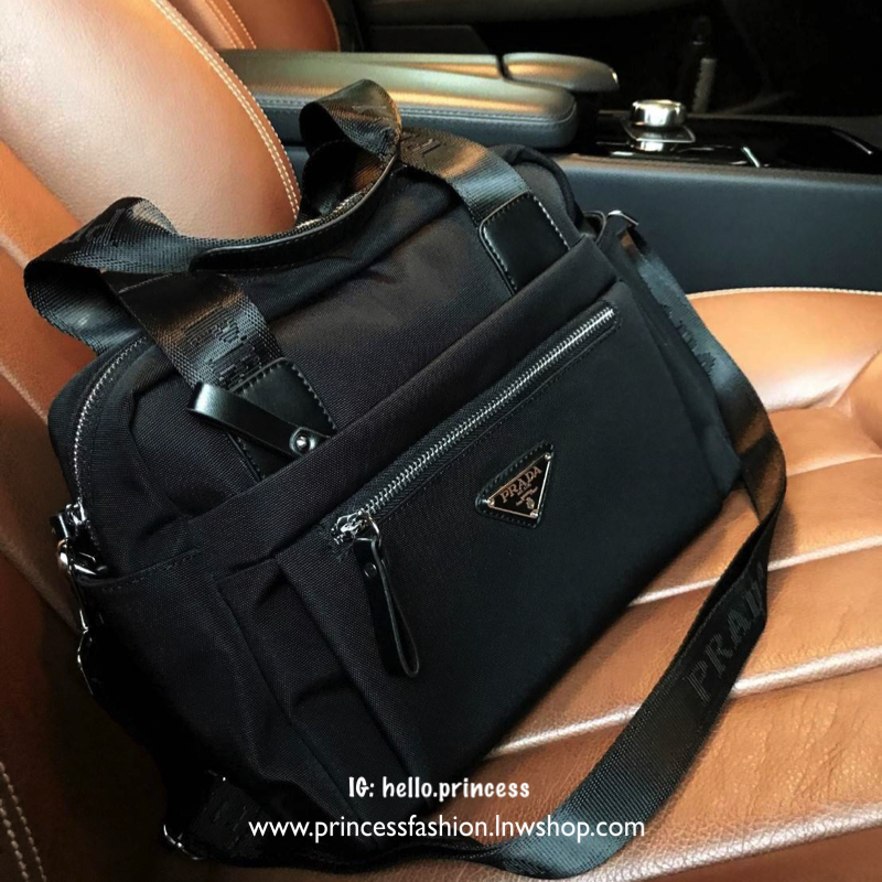 PRADA NYLON BOWLING BAG GIFT WITH PURCHASE GWP Limited edition พรีเมี่ยมกิ้ฟจากเคาน์เตอร์แบรนด์ต่างประเทศวัสดุ Nylon เนื้อหนาคุณภาพดีตามแบบฉบับแบรนด์ ด้านหน้ามี2ช่องซิปและโลโก้แบรนด์ ด้านข้างมีช่องใส่ของ ด้านหลังมี1ช่องซิป หูจับสะพายไหล่ได้ พร้อมสายสะพายย