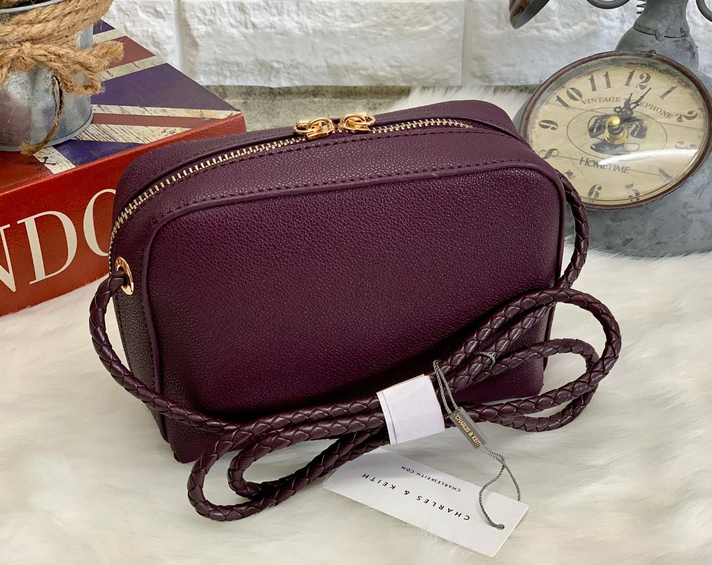 CHARLES & KEITH METAL PUSH LOCK CROSSBODY BAG รุ่นฮิตขายดีมีมาพร้อมส่งแล้วจ้า กับกระเ๋าสะพายไซส์น่ารัก วางอยู่ทรง เปิดปิดด้วย ตัวล็อกด้านหน้า ด้านในแบ่งเป็น 2 ช่องมีช่องซิปตรงกลาง จุของได้เยอะพอควรเลยค่ะ ใส่ iPhone plus ได้สบายๆ และของจุกจิกที่จำเป็น รุ่น