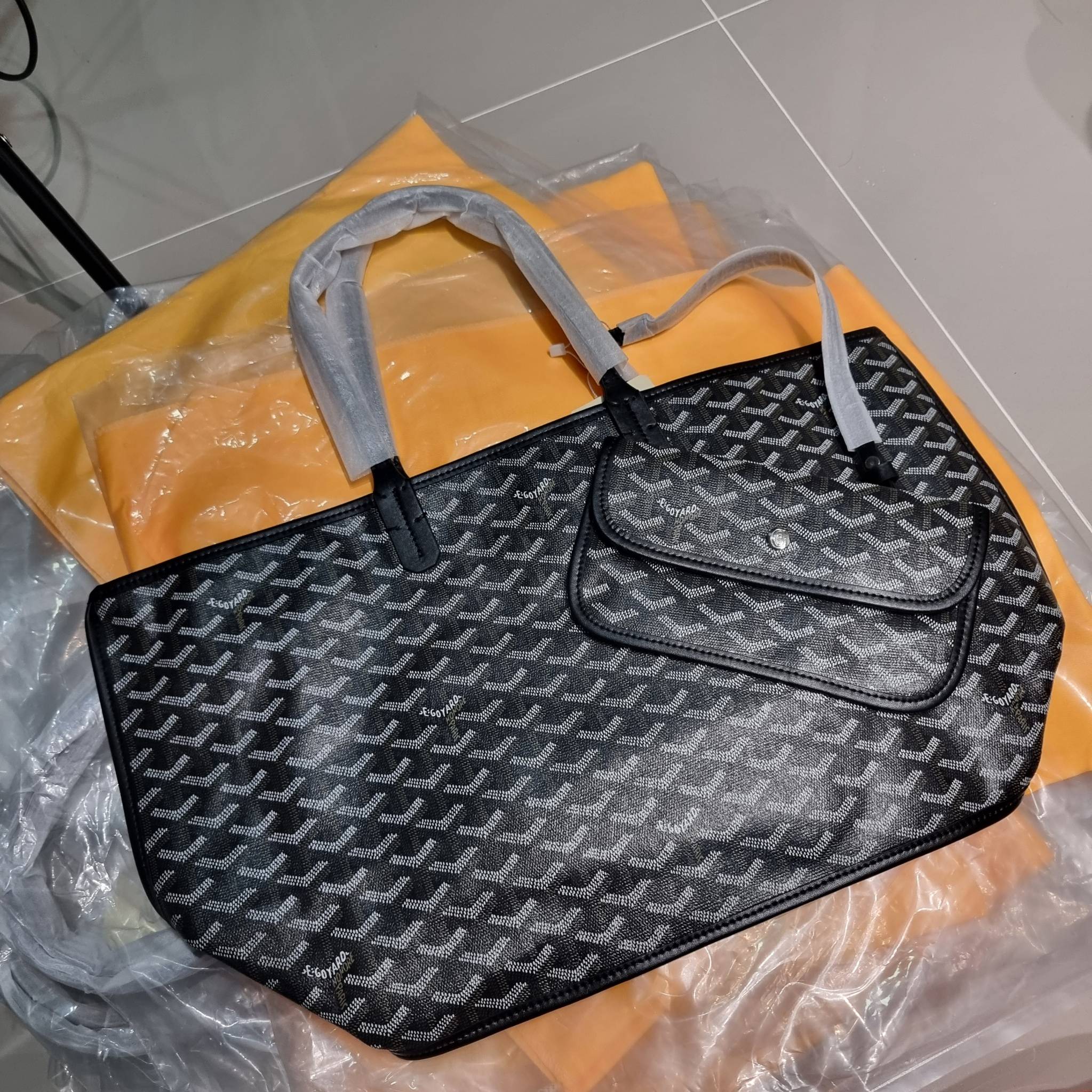 GOYARD ANJOU REVERSIBLE TOTE กระเป๋าสะพายทรงโท้ท ใบใหญ่จุใจ!! กลับด้านใช้ได้ทั้ง 2 ด้าน มาครบสีขายดี เลิศทุกสี รูปทรงคลาสสิค ดีไซน์เป็นเอกลักษณ์ ใช้งานได้หลากหลาย