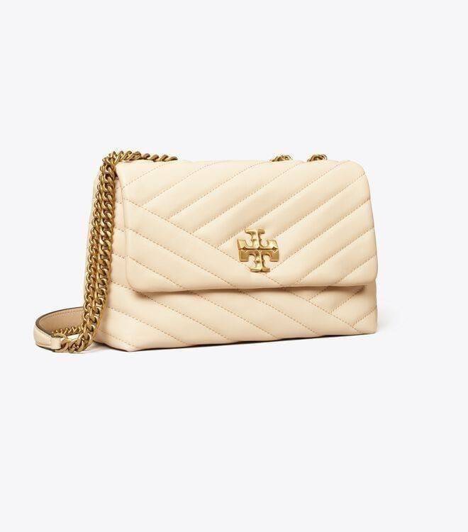 TORY BURCH KIRA CHEVRON CONVERTIBLE SHOULDER BAG (SMALL / MEDIUM) กระเป๋าสะพายรุ่นยอดฮิต ไซส์คลาสสิค ที่ใช้ยังไงก็ดูหรู ดีไซน์เฉพาะตัว วัสดุหนังแกะ สัมผัสนิ่ม เปิด-ปิดด้วยกระดุมแม่เหล็ก ภายในเป็นช่องโล่ง ใส่กระเป๋าสตางค์ มือถือ เครื่องสำอางค์ พาวเวอร์แบงค