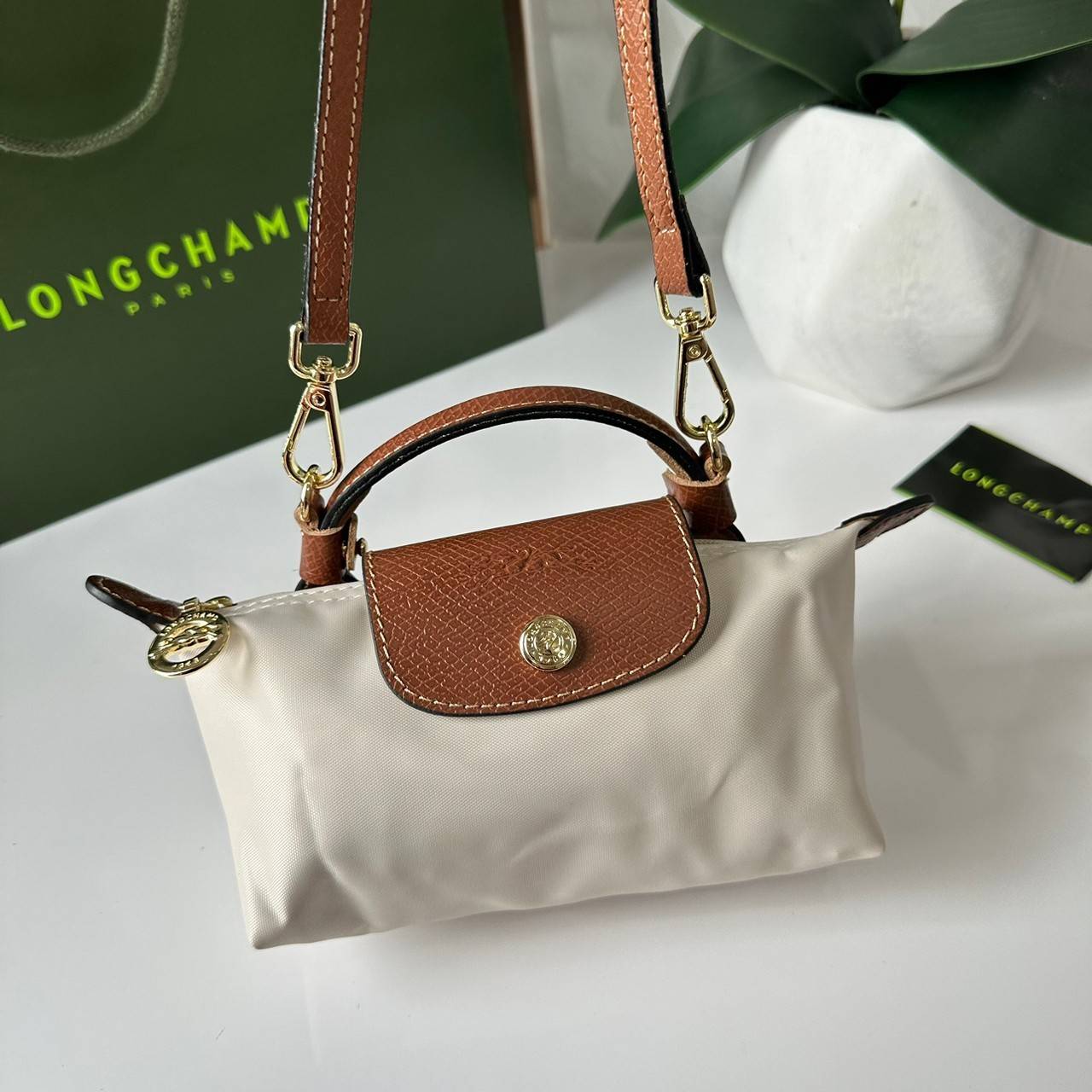 LONGCHAMP LE PLIAGE ORIGINAL Pouch with handle กระเป๋าใบเล็กขนาดกระทัดเหมาะกับใส่ของจำเป็นจุกจิก กันน้ำได้ พร้อมส่ง
