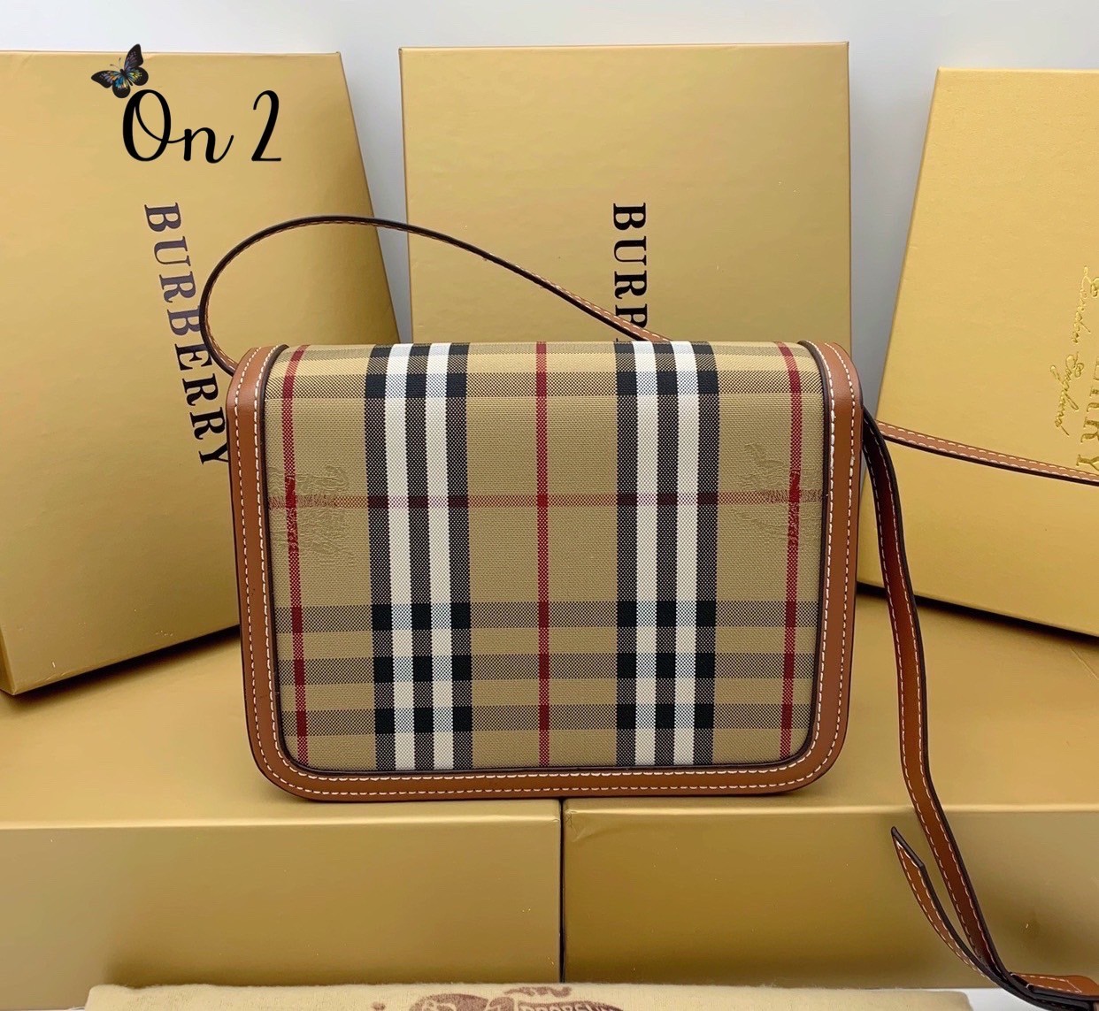VIP 】กลับมาตามคำเรียกร้อง! ห้ามพลาด! Rare items! BURBERRY FRAGRANCES LEATHER CROSSBODY BAG วัสดุ Canvas & Leather ลาย Vintage คอลเลคชั่นใหม่ทรงเหลี่ยมสวยหรูดูดี เปิดปิดด้วยฝาปิดสัญลักษณ์รูปTB ภายในมีช่องแบ่งเป็นสัดส่วนสามารถใส่มือถือ iphone เงิน ของจ