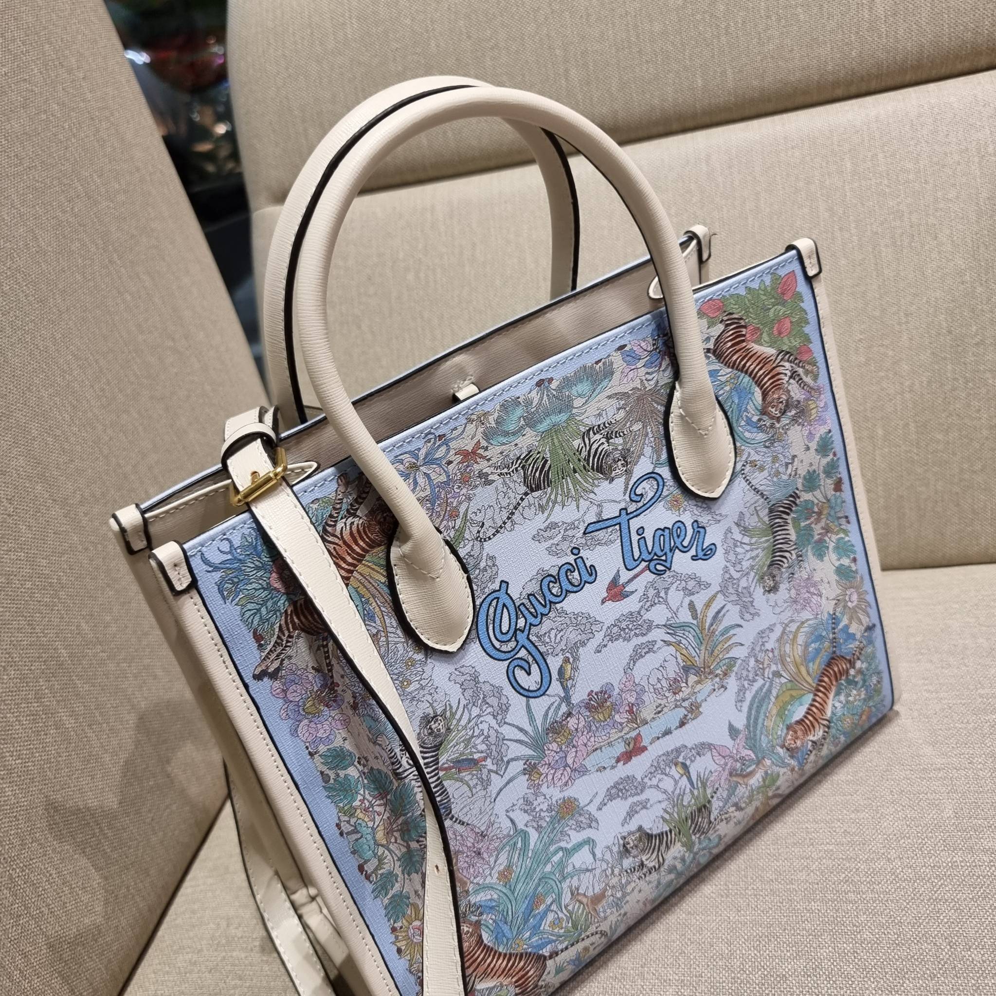 GUCCI TOTE BAG คอลเลคชั่นปีเสืออีกหนึ่ง สวยม้ากก!! กับกระเป๋าทรงโท้ท วีไอพีพรีเมี่ยมกิ๊ฟ ไซส์ใหญ่ โดดเด่นด้วยลวดลายไม่ซ้ำใคร สวยเอกลักษณ์ วัสดุหนังแคนวาส พรินท์ลายเต็มใบ ภายในโล่งกว้างมาก ใส่ของแบบแน่นๆ จุๆไปได้เลย หมดห่วง!! และยังมีสายครอสบอดี้มาให้ จะสะ