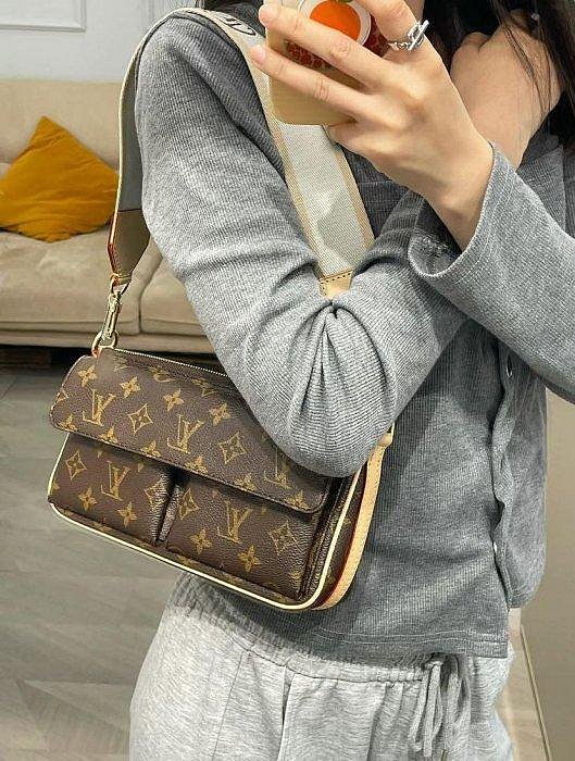 LV Vivacité bag Monogram Canvas กระเป๋าสะพายมัลติ/กระเป๋าถือรุ่น รุ่นมัลติขนาดกำลังสวย ใช้งานได้อย่างคล่องตัว สวยหรู สะดวกใช้มากๆตรงด้านหน้า ดีไซน์แบ่งเป็นกระเป๋าเล็กไว้ให้เก็บของจุกจิก สวยหรูดูแพง