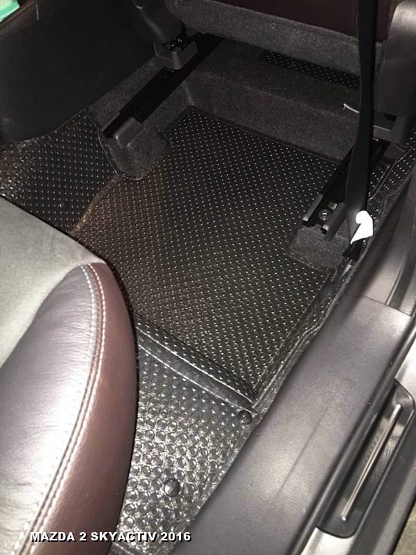 พรมปูพื้นรถยนต์ MAZDA 2 SKYACTIV 2014-2024 กระดุมเม็ดเล็กรีดขอบ สีดำ เต็มคัน เข้ารูป