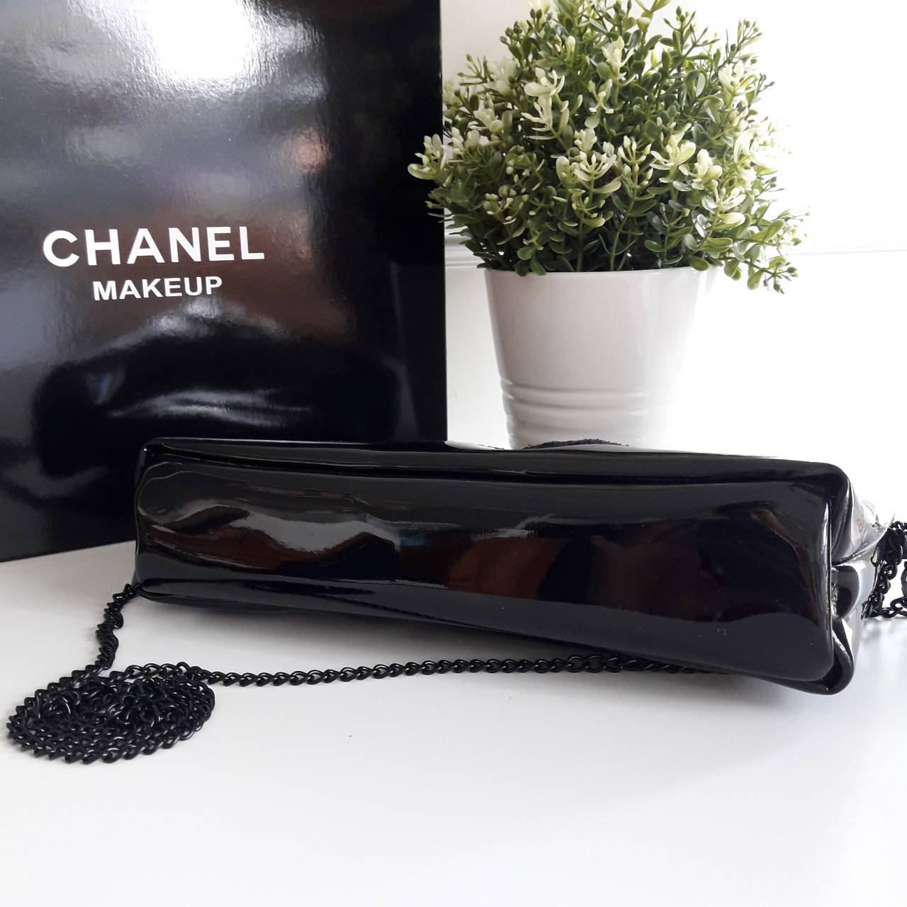 รุ่นใหม่ค้าา♡ Chanel precision luxury leather clutch with chain จากงานพรีเมี่ยมกิ๊ฟ แบรนด์ดังหนังแก้วมันสวยหรู ด้านหน้า ตกแต่งโลโก้แบรนด์บนเฟอร์สีดำ สายโซ่ยาวสีดำสุดหรู สายถอดเก็บได้ ด้านในบุผ้ามันสีแดง ปั้มแบรนด์แท้ จุของได้เยอะ ใส่มือถือได้ทุกรุ่