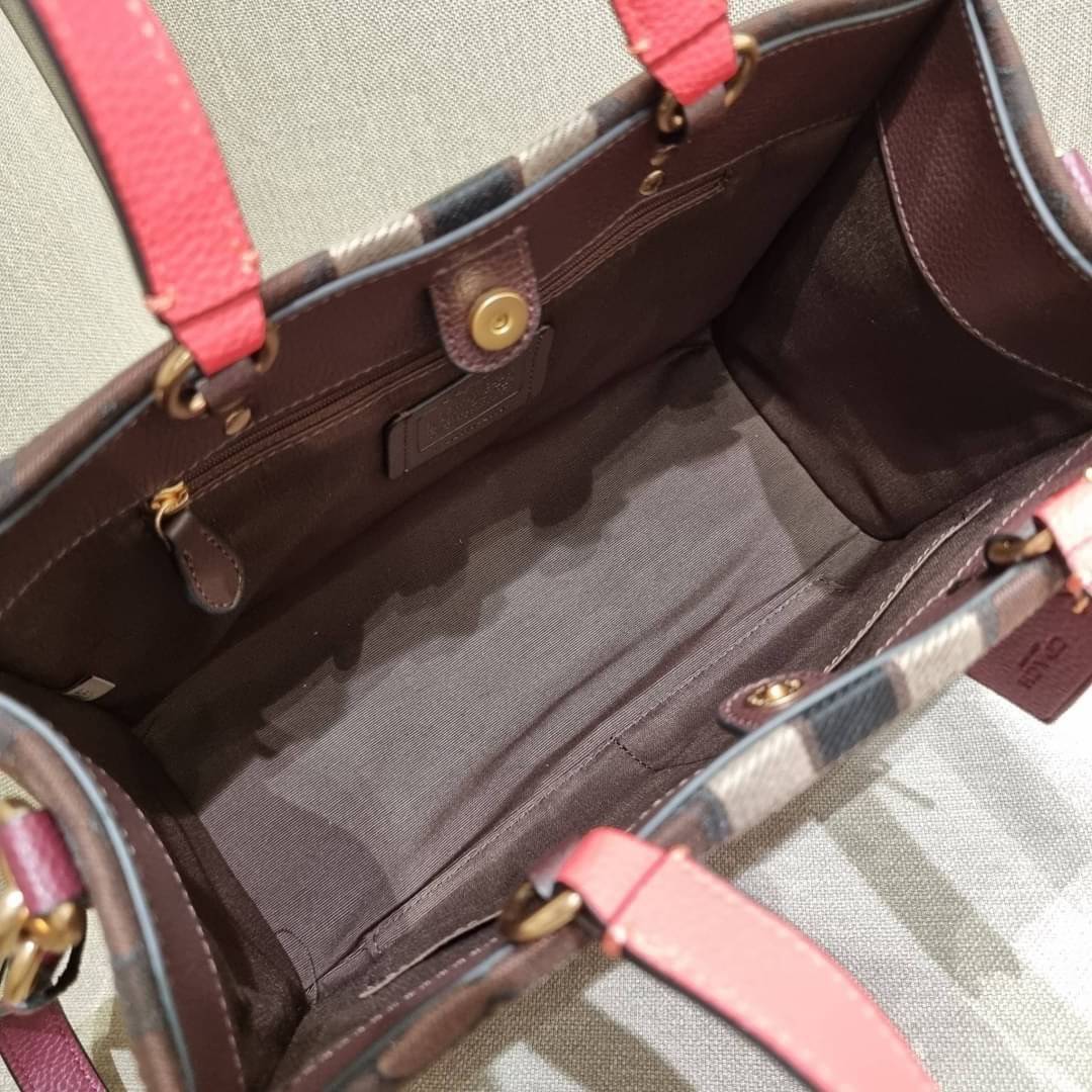 ใบใหญ่ COACH 4113 DEMPSEY CARRYALL IN SIGNATURE JACQUARD WITH STRIPE AND COACH PATCH ใบใหญ่ จุใจ คอลเลคชั่นใหม่ สีที่สาวๆรอคอย สวยคม ละมุนและมีความหรูในตัว กับกระเป๋าทรงโท้ท ไซส์ใหญ่ที่สามารถจุของได้แบบไม่ต้องกังวล ฟังก์ชั่นการใช้งานสะดวกที่สุด มีทั้งสายค