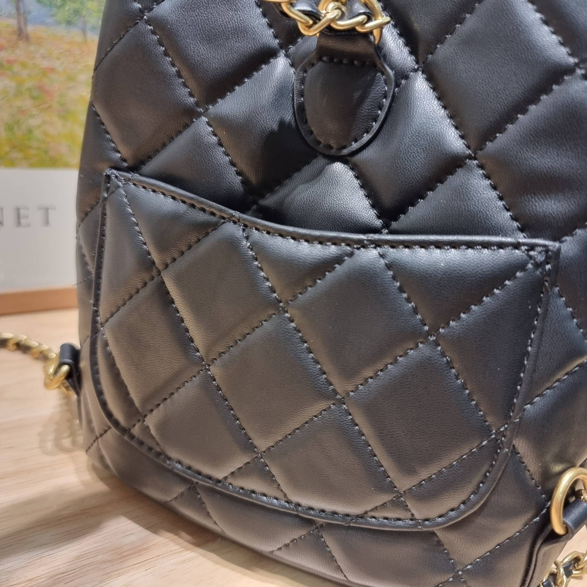 Chanel small backpack กระเป๋าสะพายหลังใบเล็ก โลหะสีทอง ดีไซน์ 2023 น้องน่ารักตะโกนม้าก!! กับกระเป๋าทรงเป้ ขนาดน่ารักน่าใช้ ดีเทลดีงาม มีใบลูกติดในตัวกระเป๋า สะดวกใช้สุดๆ
