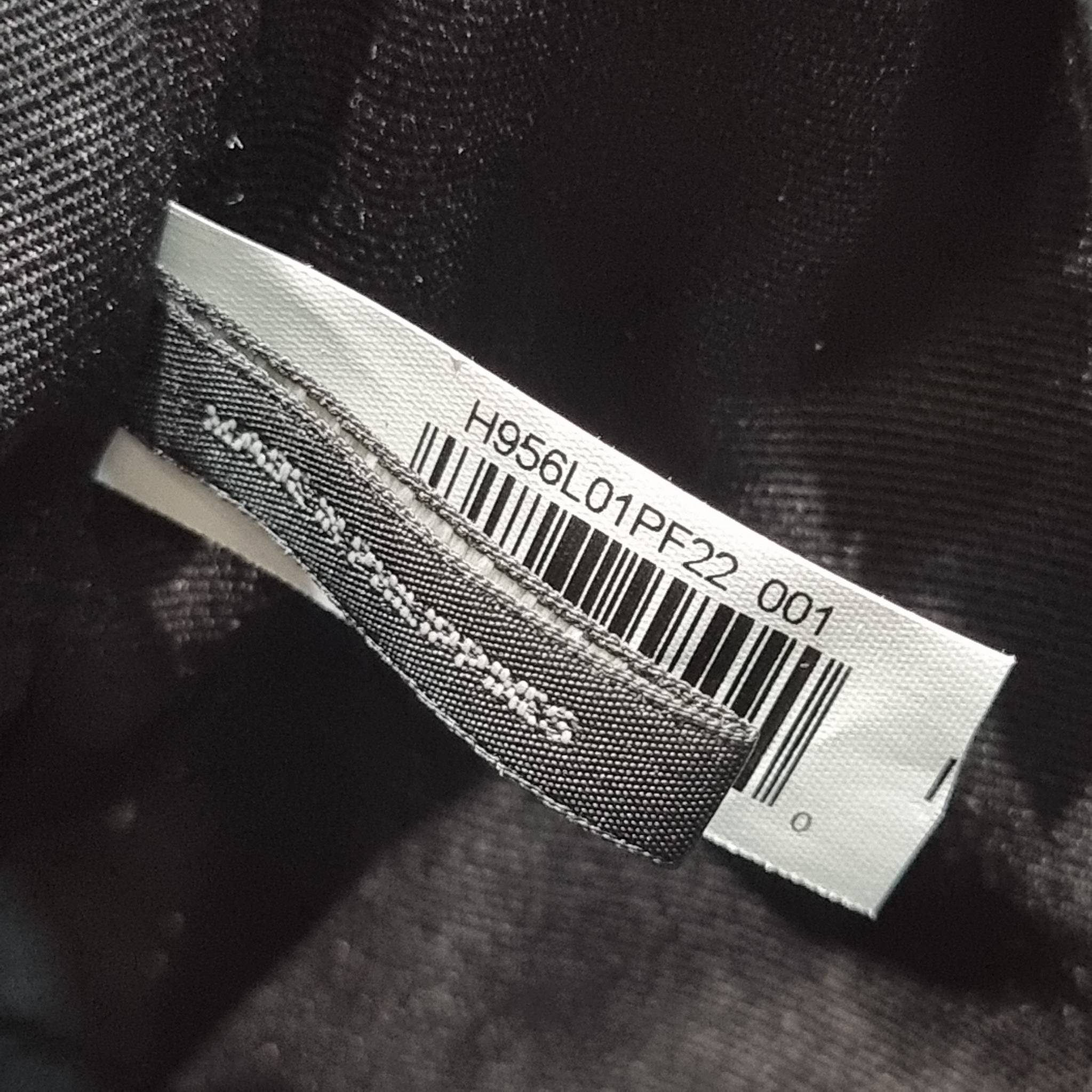 MARC JACOBS THE J MARC SHOULDER BAG คอลเลคชั่นใหม่ล่าสุด สวยฟาดกว่าใคร ใบไหนๆก็ต้องหลีก กับกระเป๋าสะพายไหล่สุดหรู รูปทรงใช้งานง่าย ดีไซน์เรียบ แต่แฝงไปด้วยความผู้ดี ดูแพง