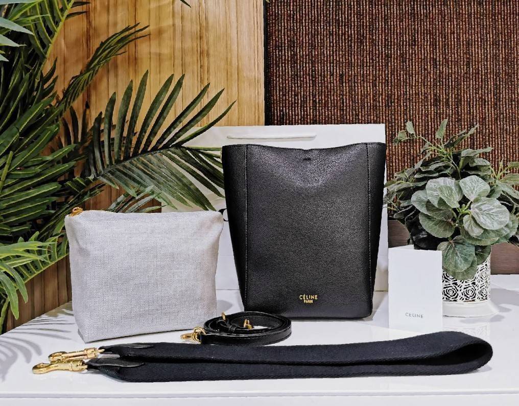 CELINE TRIOMPHE BUCKET BAG VIP GIFT WITH PURCHASE (GWP) พรีเมี่ยมกิ๊ฟ Limited Edition จาก CELINE PERFUME DUTY FREE COUNTER วัสดุหนังแท้ CALFSKIN ดีไซน์ทรง Bucket ขนาดกำลังดี มาพร้อมใบเล็กด้านในแยกใช้ได้ น้ำหนักเบา ภายในกว้างใส่ของใช้ได้เยอะพร้อมสายสะพายให
