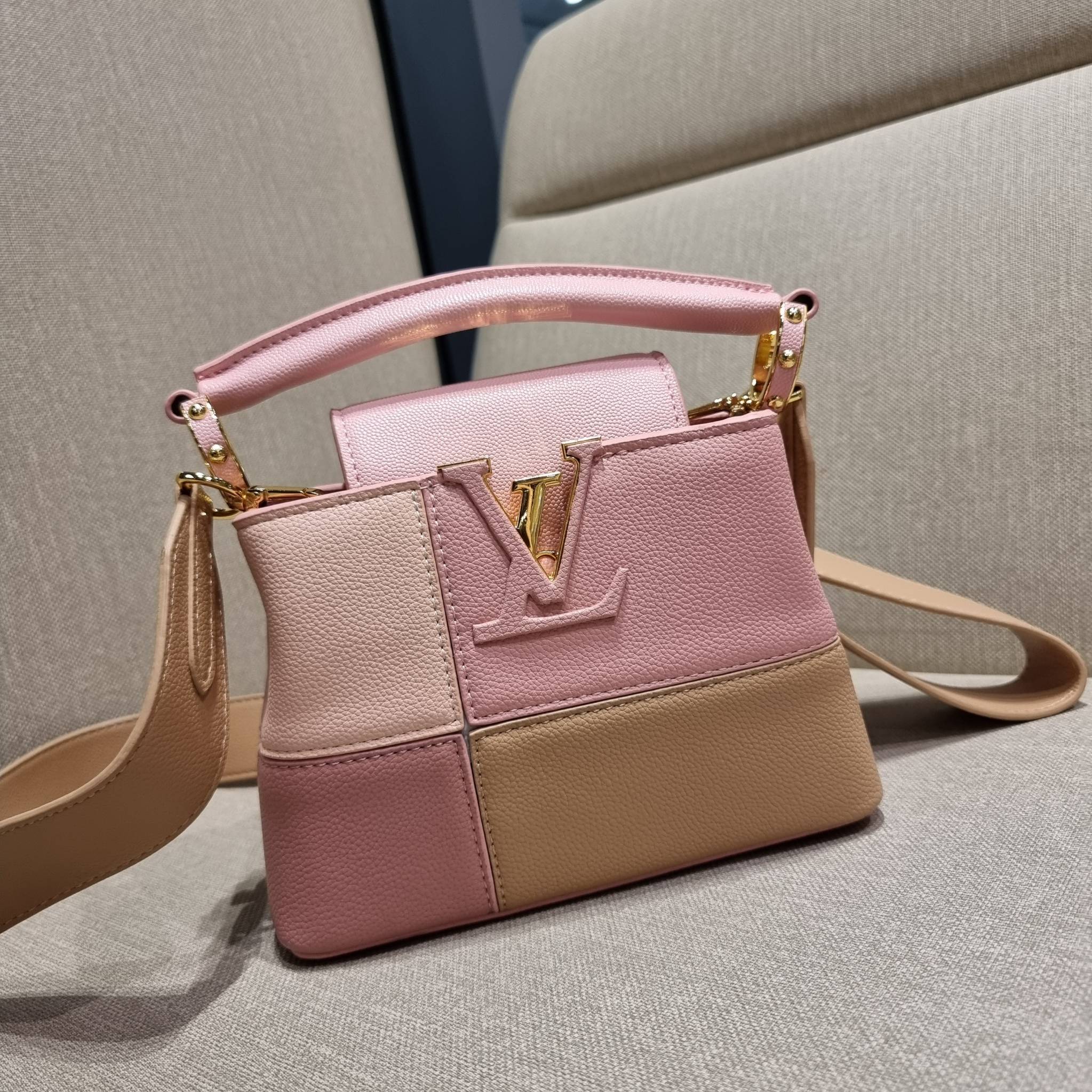 LV capucines mini top handle VIP ที่สุดของความสวยในราคาเบาๆ กระเป๋าถือสุดหรู ดีไซน์ทรงคลาสสิค ที่รอบนี้มาในไซส์มินิ ดีงามม้ากกกก!! มาพร้อมหูจับในตัว ด้วยรูปทรงวินเทจและวัสดุหนังลูกวัว ขับผิว ทำให้ไอเท็มนี้สะกดทุกสายตาจริงๆ และยังมีลูกเล่นที่ฝาปิดกระเป๋า ท