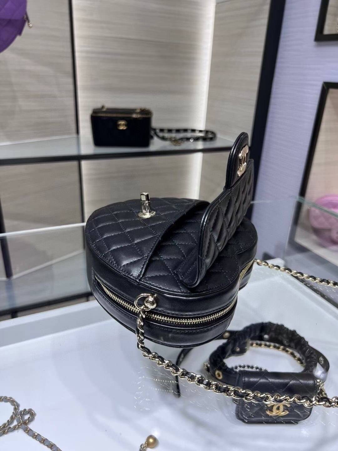CHANEL Heart Bag 2022 SpringSummer Crossbody สวยมาก มงลงมาก!! กระเป๋าสะพายสุดคิ้วท์ ที่ดีไซน์รูปทรงหัวใจไม่ซ้ำใคร น่ารักทุกสี น่าใช้ไปเลยแม่!!