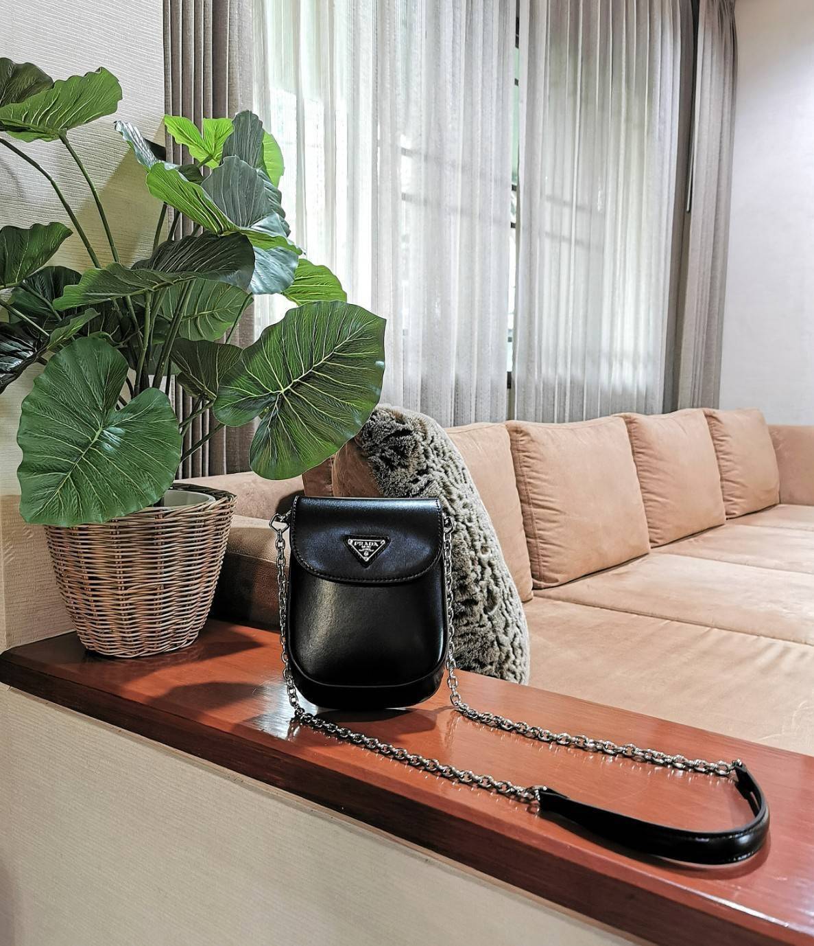 พรีเมี่ยมกิ๊ฟแท้ 100% 】Prada Leather Crossbody Bag Gift With Purchase (GWP) พรีเมี่ยมกิ้ฟรุ่นใหม่ล่าสุดจาก Prada Perfume DutyFree Counter หนังเรียบสวยอยู่ทรงด้านหน้าประดับโลโก้แบรนด์เปิดปิดด้วยฝาปิดกระดุมแม่เหล็ก