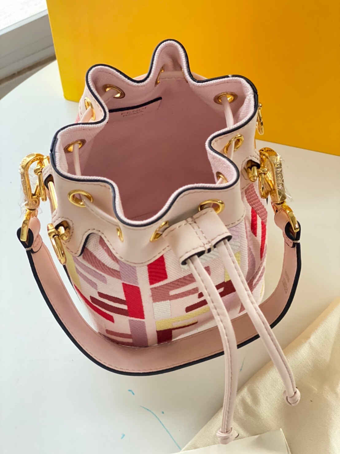 VIP GIFT 】FENDI Bucket in Pastel Bag สีหวานน่ารัก โดดเด่นด้วยสีสันสะดุดตา ดูแพงมากกกกก จัดหนักกันไปเลย กับรุ่นที่สาวๆรอคอย พร้อมเสิร์ฟความสวยให้ถึงบ้านแล้วน้า กระเป๋าบัคเก็ตทรงยอดนิยม ดีไซน์ใหม่ล่าสุด ยูนีคไม่เหมือนใคร งานฝีมือมากๆ ภายในเป็นช่องโล่งกว้าง 