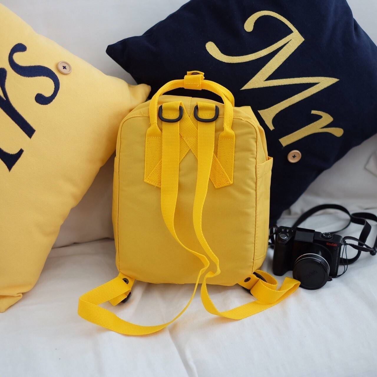 Kanken backpack กระเป๋าเป้สุดฮิต คุณสมบัติมีความทนทานสูงและสามารถกันน้ำ ทำจากเส้นใยพิเศษ เรียกว่า Vinylon-F มีซิปกลางที่เปิดเข้าไป ส่วนข้างในกระเป๋า ด้านในจะมีโฟมสำหรับรองแผ่นหลัง สะพาย สะพายสบายค่ะ เหมาะเป็นกระเป๋าเป้ที่สะพายไปโรงเรียน วันว่างสบายๆ หรือเ