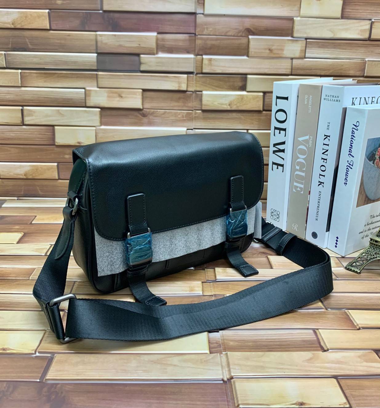 ลุคคือดูดีมากๆ ต้อนรับปีใหม่นี้กันค่า😘 COACH TRACK CROSSBODY ((2715)) เข้าใหม่อีกหนึ่งสี พร้อมส่งที่ไทย ใหม่ล่าสุดค่ะ! กระเป๋าสะพายครอสบอดี้ร์หรือสะพายข้าง หนังแท้ชั้นดีที่สุด หนังนิ่มเรียบสวยมากๆค่ะ ด้านหน้าเย็บป้ายหนังโลโก้แบรนด์ เปิดปิดกระเป๋าแ