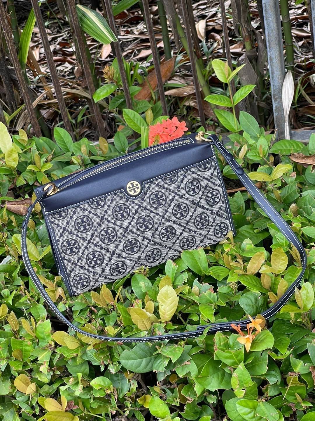 Tory burch t monogram jacquard mini pouchette ปังไม่หยุดกับลวดลาย T Monogram ที่มารังสรรค์ลงบนไอเท็มต่างๆ ในคอลเล็กชั่นต่างๆ สำหรับในรุ่นนี้มาในทรง mini pouchette ที่ได้ดีไซน์น่ารักๆแบบลุคช์ไฮโซ ที่สามารถปรับสายสั้นยาวได้ด้วยกระดุมสแน็ป ต่างออกไปกับคอลเลค
