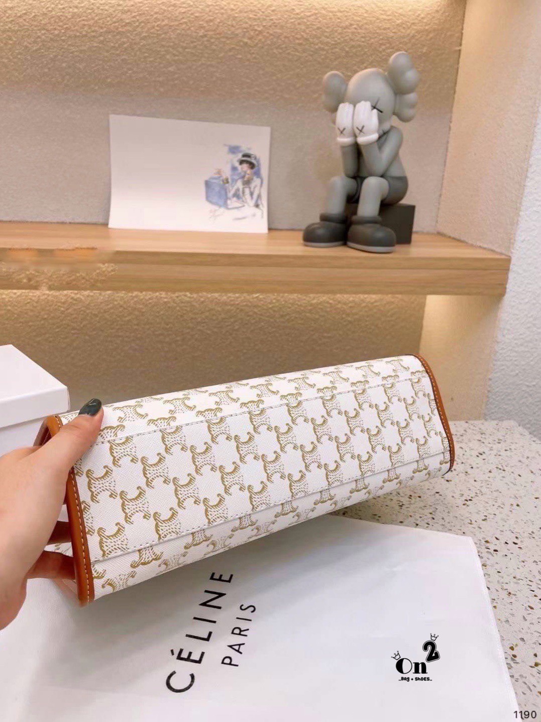 CELINE LARGE TOTE BAG VIP กระเป๋าทรงโท้ท shopping วัสดุ TRIOMPHE CANVAS หนังแท้สวยอยู่ทรงดีไซน์หรูคลาสสิค มาพร้อมTAGสายหนังห้อยกุญแจทอง ภายในโล่งกว้างมีช่องซิป หัวซิปแบรนด์ สามารถใส่เอกสาร A4 หนังสือ ipad Notebook ของใช้ได้เยอะจุใจ หูจับหนังแท้เเข็งแรงจับ