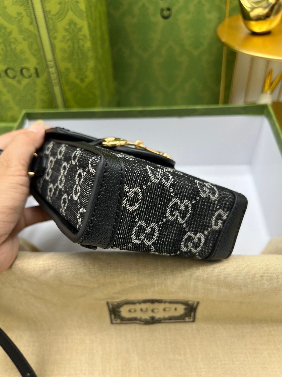 Gucci Horsebit 1955 mini bag / Gucci Phone Bag เกรดใช้งานสลับใบจริงได้ ออริจินอล รุ่นยอดฮิต ไซส์มินิ ที่ใครๆก็ต้องรู้จัก!! กับกระเป๋าขนาดมินิ ได้รับแรงบันดาลใจมาจากดีไซน์ดั้งเดิม ซึ่งแอคเซสเซอรี่นี้โดดเด่นด้วยรายละเอียดดั้งเดิมที่ทันสมัยโดยเน้นที่ฮอร์สบิต
