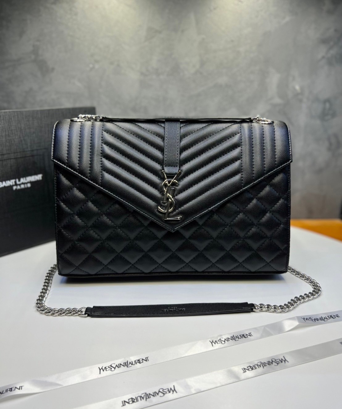 หนังแท้ YSL Saint Laurent Large Cassandra quilted shoulder bag กระเป๋าสะพายใบใหญ่ ดีไซน์ทรงสวยหรู ตอบโจทย์ได้ทุกสไตล์ ภาพสินค้าถ่ายจากงานขายจริง ใช้งานต่างประเทศได้