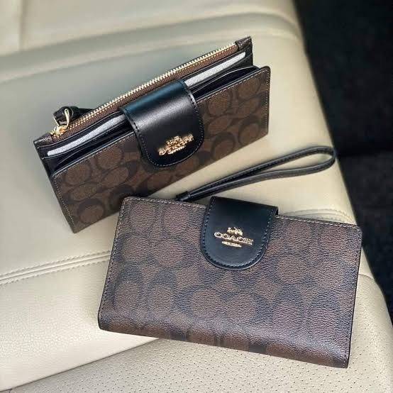 COACH Tech Phone Wallet In Colorblock Signature Canvas (COACH C2874) อีกหนึ่ง collection ของกระเป๋าสตางค์ที่ดีไซน์ทันสมัยให้ใช้งานได้แบบครบครัน เป็นกระเป๋าสตางค์ ที่มีช่องสำหรับใส่โทรศัพท์มือถือ ธนบัตร เหรียญ และบัตรต่าง ๆ ใช้งานแบบ2ด้าน เพิ่มความสะดวกสบา