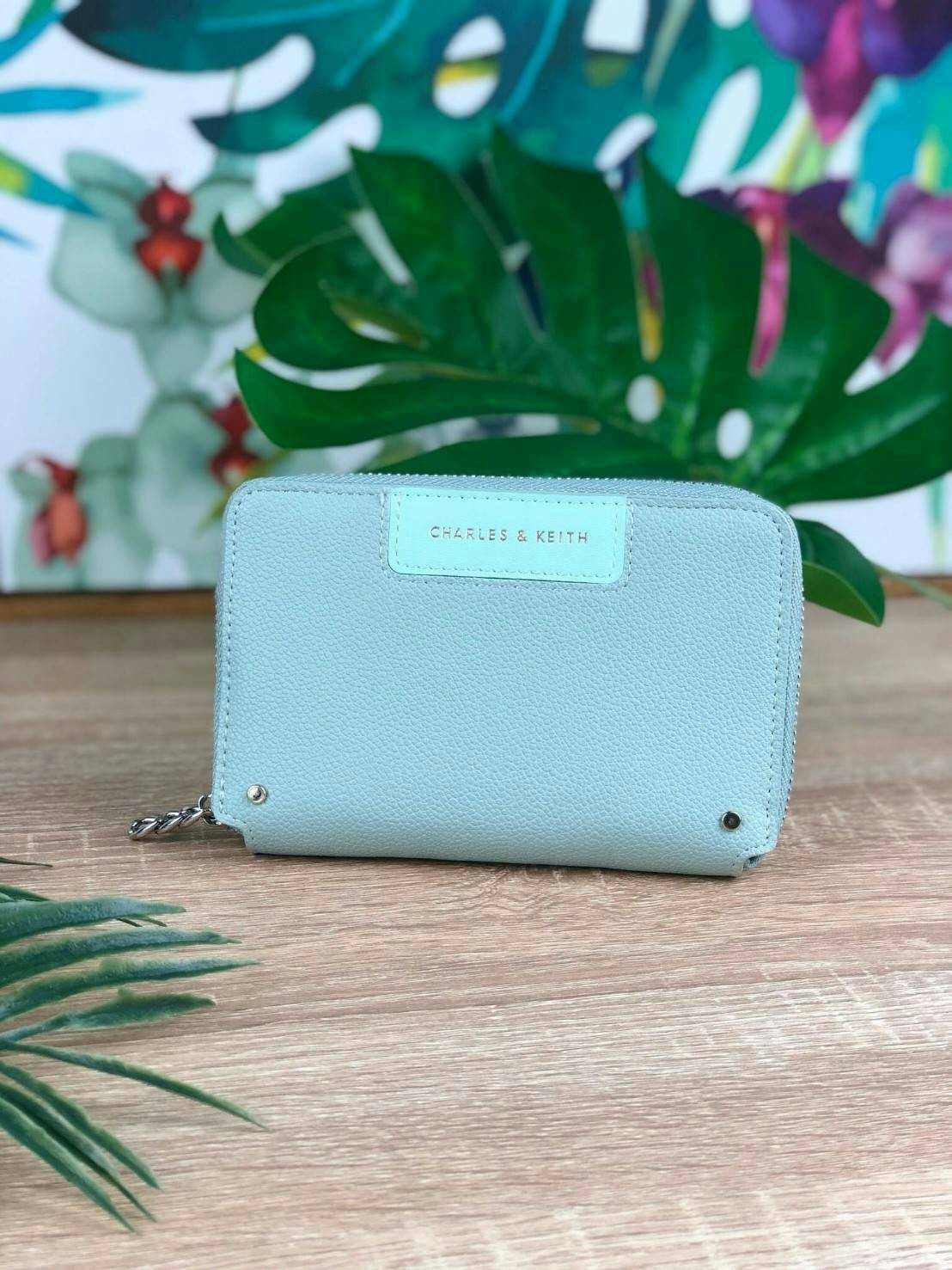 CHARLES & KEITH CHAIN ZIP WALLET กระเป๋าเงินซิปรอบใบกลาง หนังขึ้นลายสวยงาม ด้านหน้าปั๊มโลโก้แบรนด์ มีจุดเด่นที่ซิปเป็นห่วงโซ่เล็กๆน่ารัก ด้านในมีช่องซิปใส่เหรียญ ช่องบัตร 4 ใบและช่องใส่ธนบัตรตามยาว ใส่แบงค์พันได้ตามยาวเลยค่า ไว้ใช้กับกระเป๋าใบเล็กเหมาะมาก