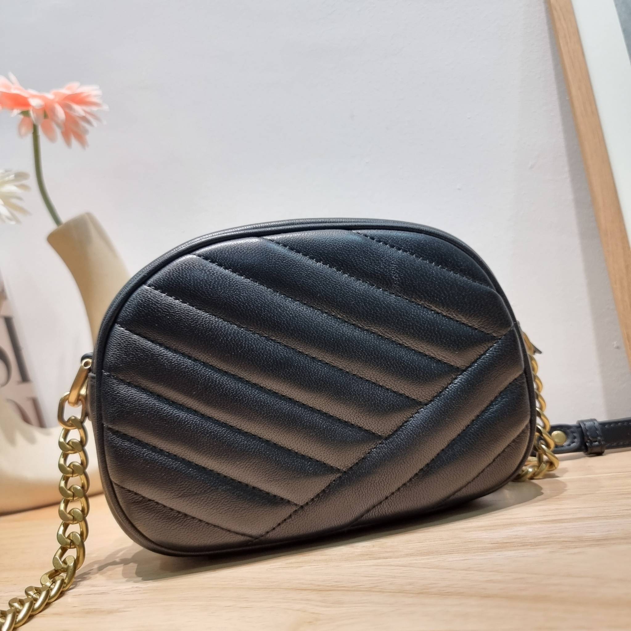 TORY BURCH KIRA CHEVRON SMALL CAMERA BAG / TORY CAMERA BAG / TORY BAG พร้อมส่ง 4 สี กระเป๋าสะพายทรงกล้อง ขนาดกะทัดรัด ไซส์สะพายคล่องตัว ดูหรู ลูกคุณหนู