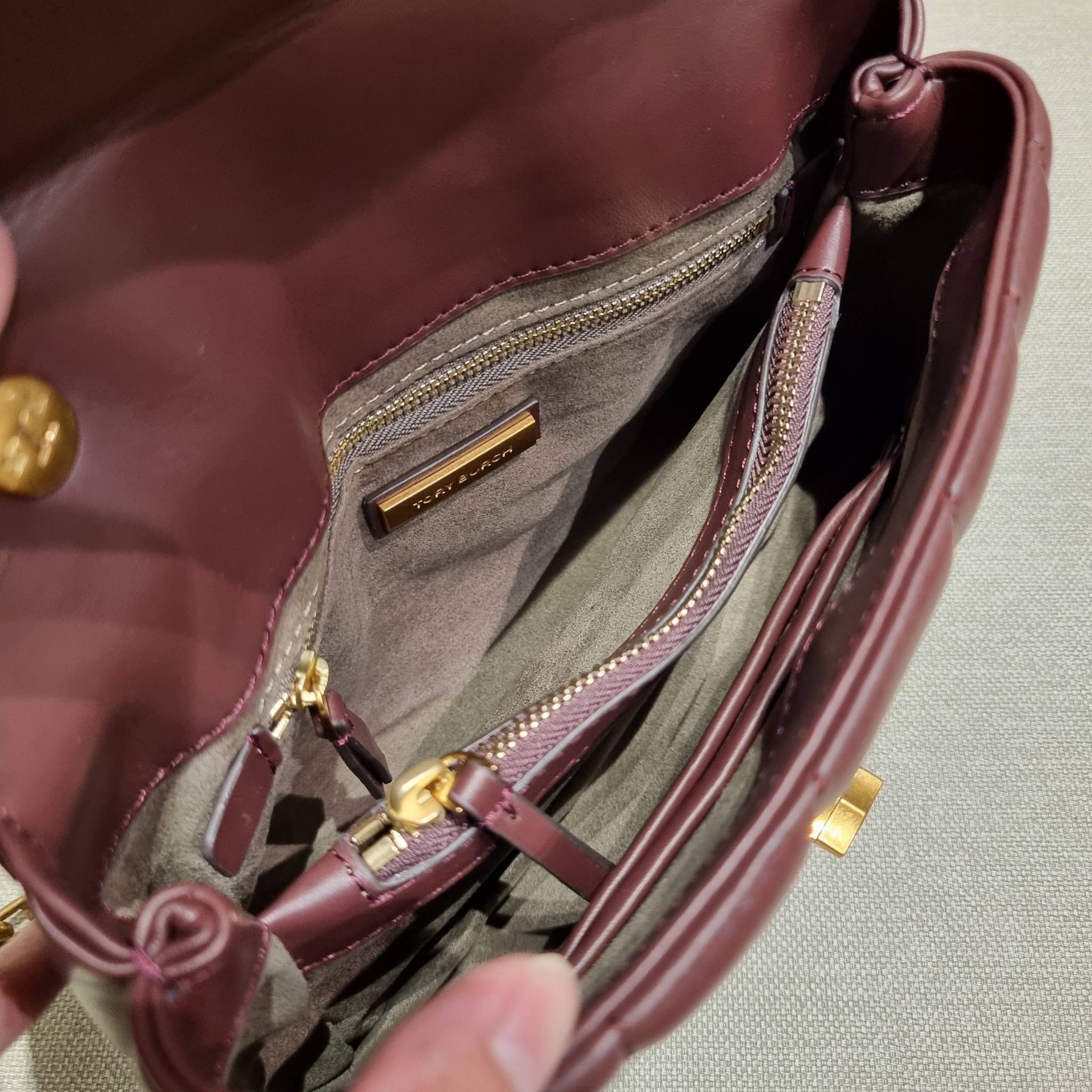 TORY BURCH KIRA QUILTED SMALL SATCHEL มาแล้วด่วนๆ!! กับคอลที่ปังไม่ไหว พร้อมเสิร์ฟสีคลาสสิค กระเป๋าถือ/สะพาย ทรงสวย สะพายคล่องตัว หนังแท้ ดีไซน์บุนวม เส้นคมสวยหรู วัสดุหนังแกะ สัมผัสดีงาม นิ่มมือ เปิด-ปิดด้วยอะไหล่บิดล็อค ภายในเป็นช่องโล่ง มีช่องซิป ใส่ขอ