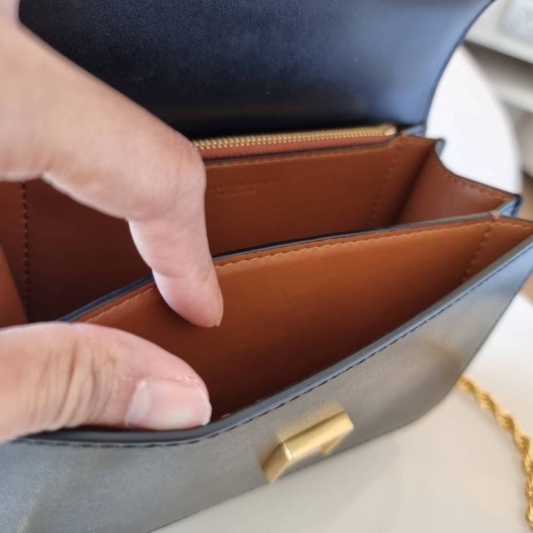 TORY BURCH ELEANOR SMALL CONVERTIBLE SHOULDER BAG ฮอตไอเท็ม รุ่นนี้ขายดีขายหมด สวยหรู คุณหนู ผู้ดี!! หายากมากแล้วน้า กระเป๋าสะพายข้าง ดีไซน์อยู่ทรง ขนาดกำลังสะดวกใช้สำหรับสาว วัสดุหนังแท้เต็มใบ สีทูโทน เปิด-ปิดด้วยแถบแม่เหล็ก ภายในแบ่งสัดส่วนได้เป็นอย่างด